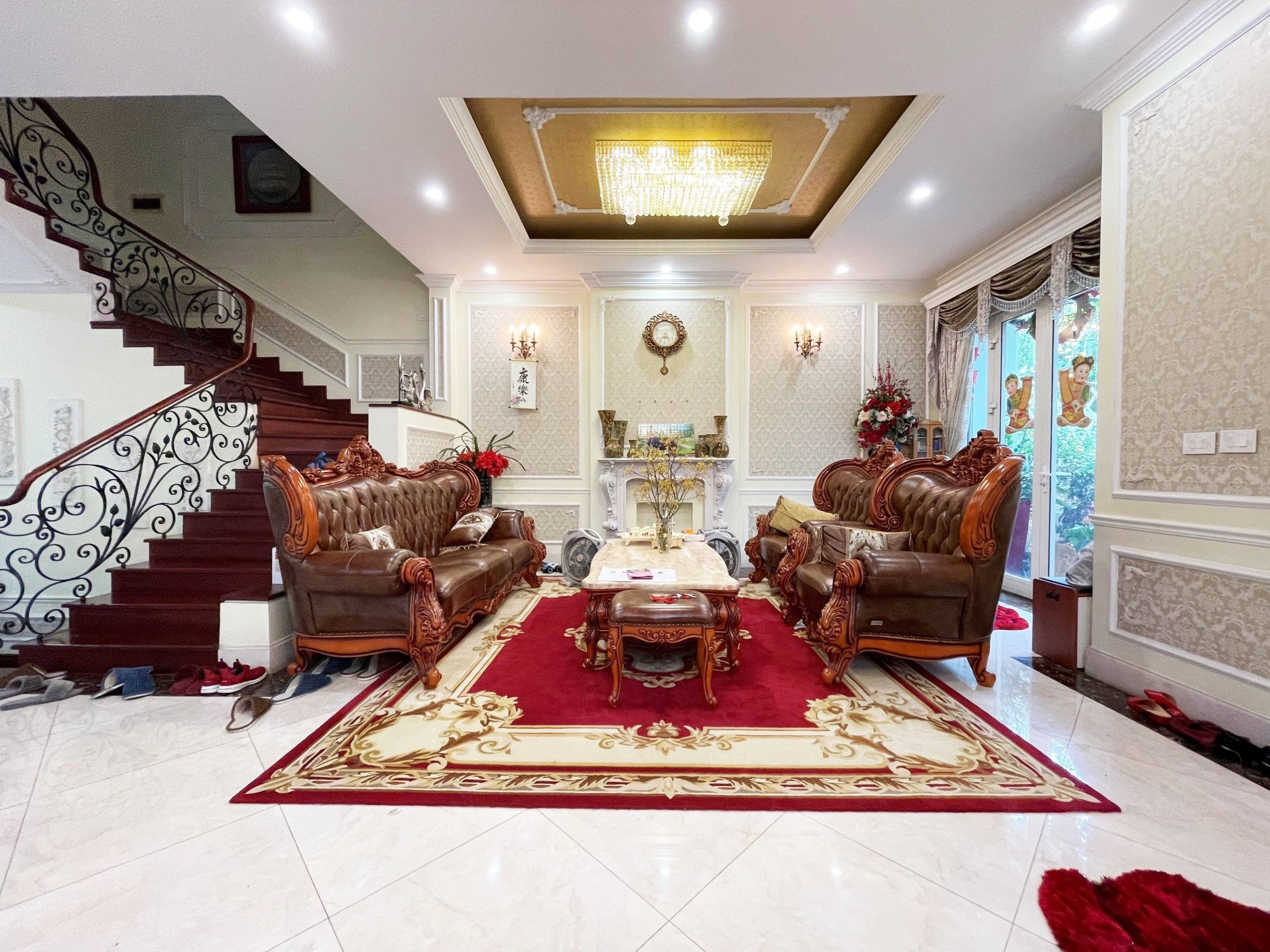 Cho thuê Biệt Thự Song Lập đủ đồ tại KĐT Vinhomes Riverside, DT 265m2, nội thất hoàng gia