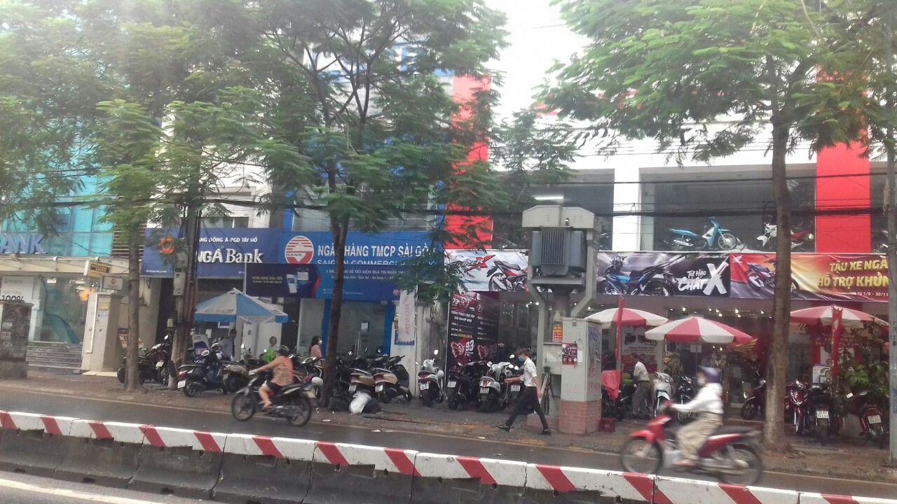 Chính chủ bán gấp nhà mặt đường 5 tầng phố Lạc Long Quân, kinh doanh tốt, vỉa hè to, DT 90m2