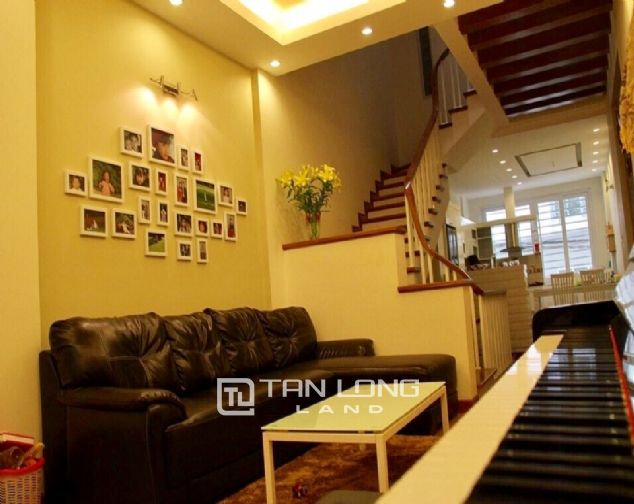 Nhà 60m2 x 5 tầng tại Lạc Long Quân cần cho thuê
