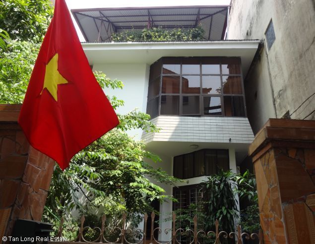 Nhà ba phòng ngủ thiết kế đặc biệt ở đường Âu Cơ, quận Tây Hồ cho thuê