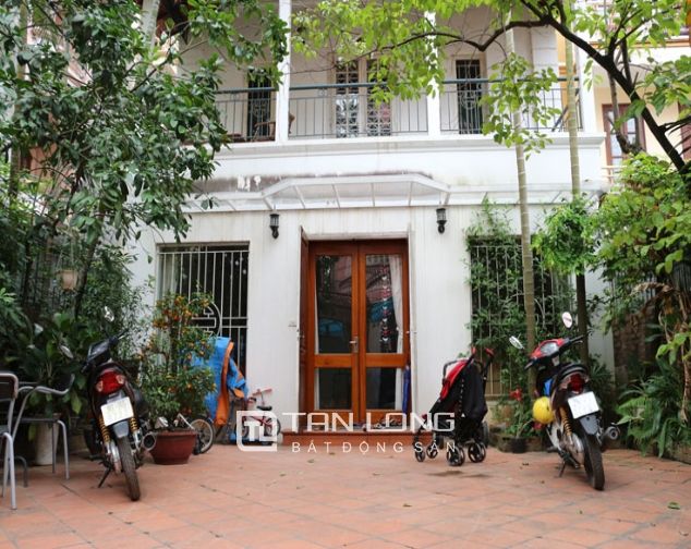 Nhà cho thuê diện tích 200m2, 5 phòng ngủ, có sân vườn tại Đặng Thai Mai