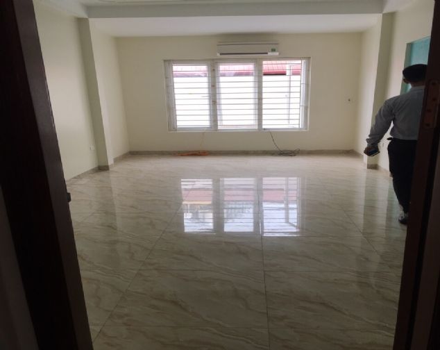 Nhà ngõ Hoàng Quốc Việt 42,4m x 5 tầng, 6 phòng ngủ, 4 WC cần bán gấp