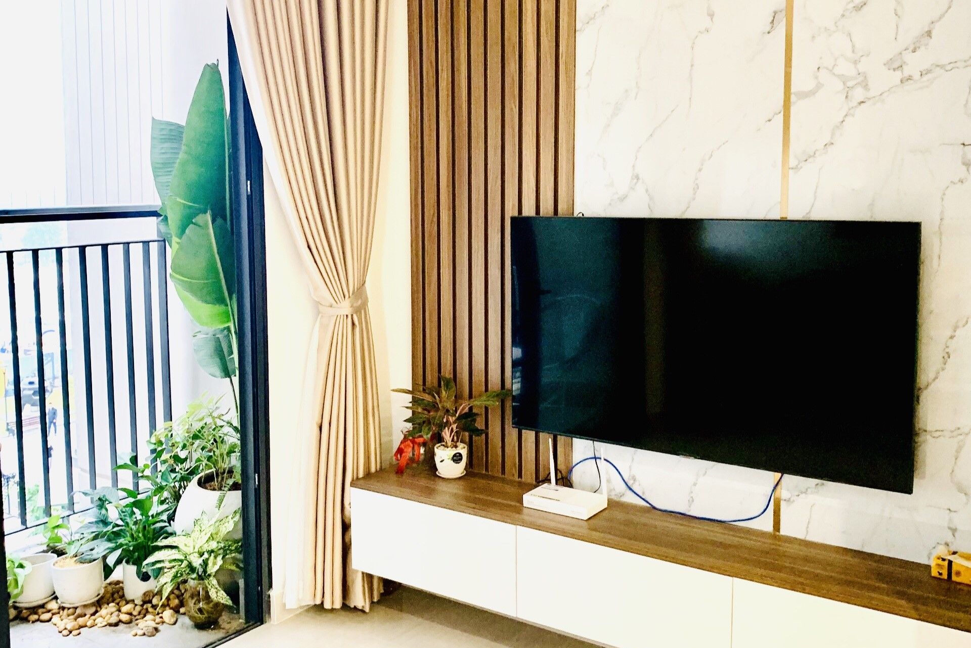 Cho thuê căn hộ 2 phòng ngủ tòa CT3 Vimeco II Nguyễn Chánh Tower full nội thất, hướng chính Nam