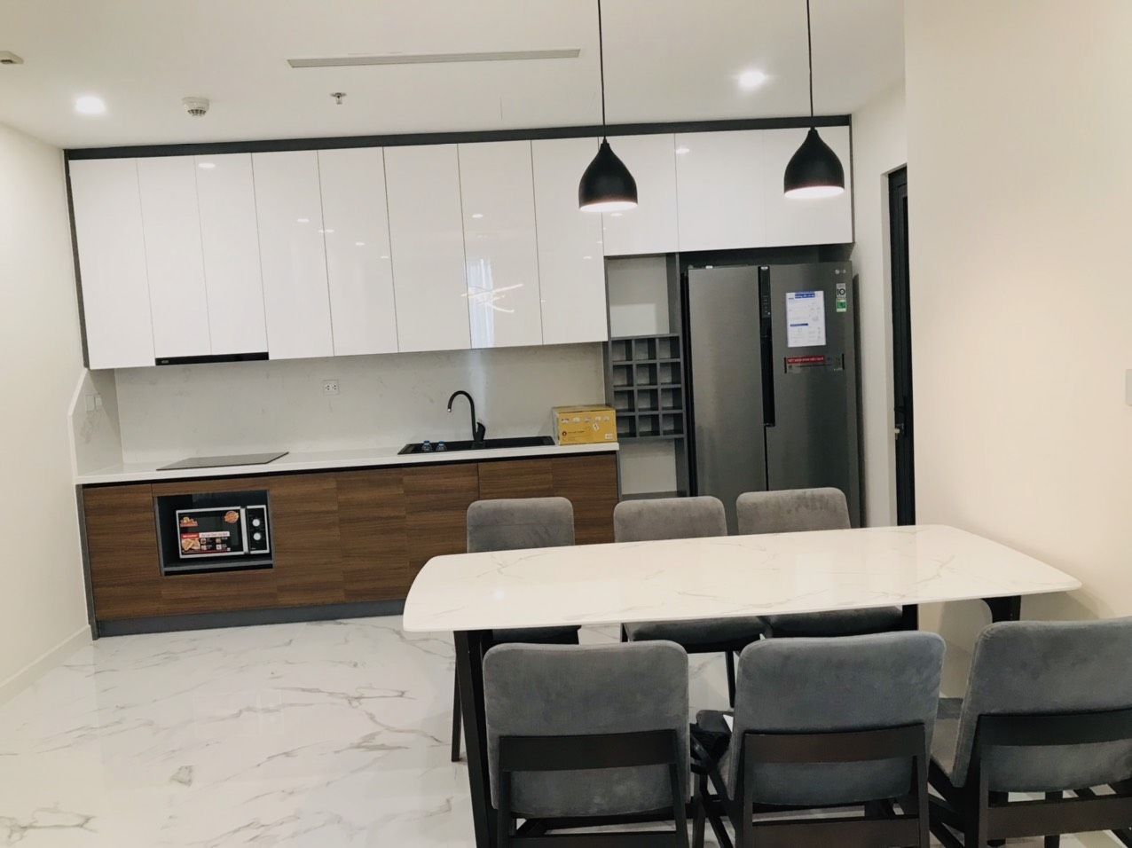 Cho thuê căn hộ 3 phòng ngủ dự án Sungrand City Quảng An với giá tốt