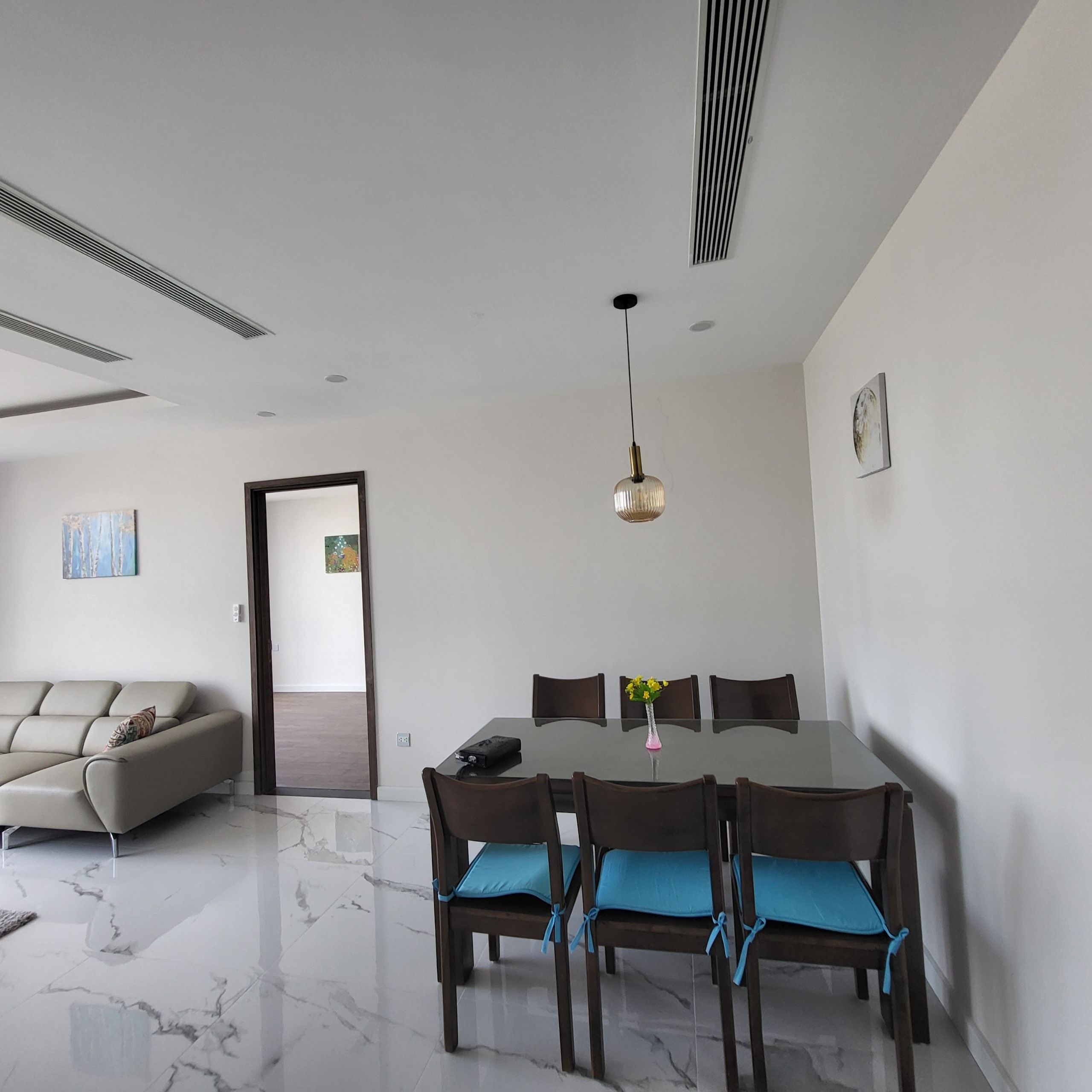 Cho thuê căn hộ chung cư 2 phòng ngủ view thoáng tại Vinhomes West Point Phạm Hùng