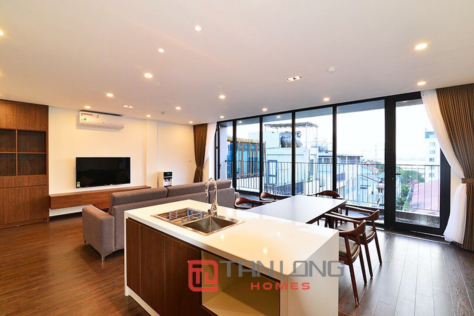 Chủ nhà cho thuê căn hộ 4 phòng ngủ chung cư R3 diện tích 221.5m2 đầy đủ đồ Vinhomes Royal City