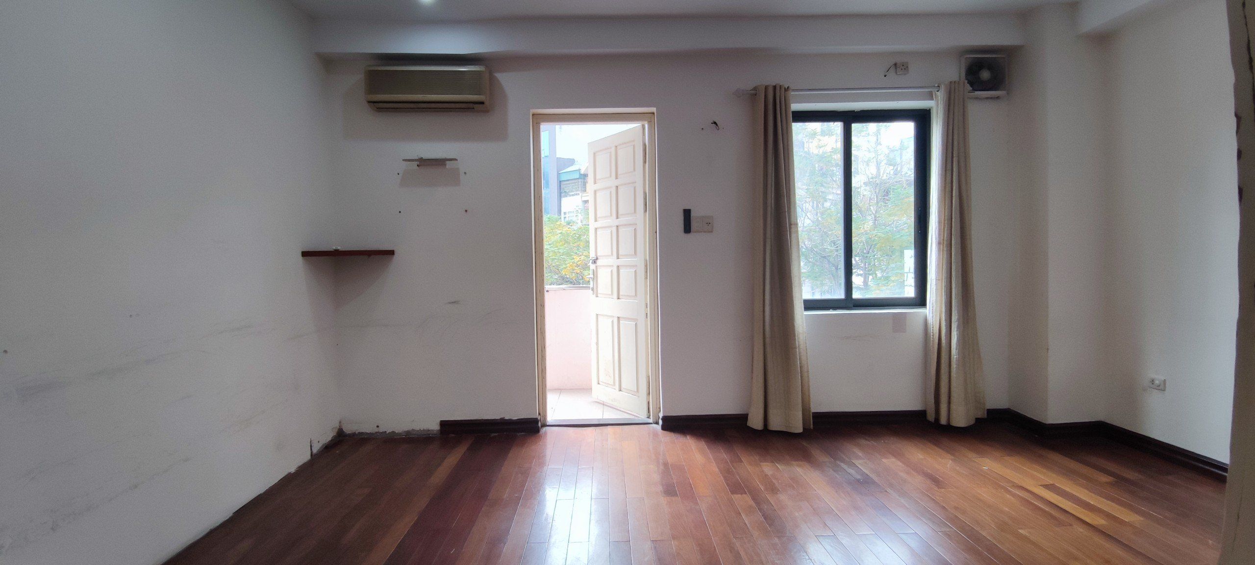 Cho thuê căn hộ B2 Làng Quốc Tế Thăng Long - Tầng thấp - DT: 151m2/3PN - 2WC + 1 kho - Đồ cơ bản