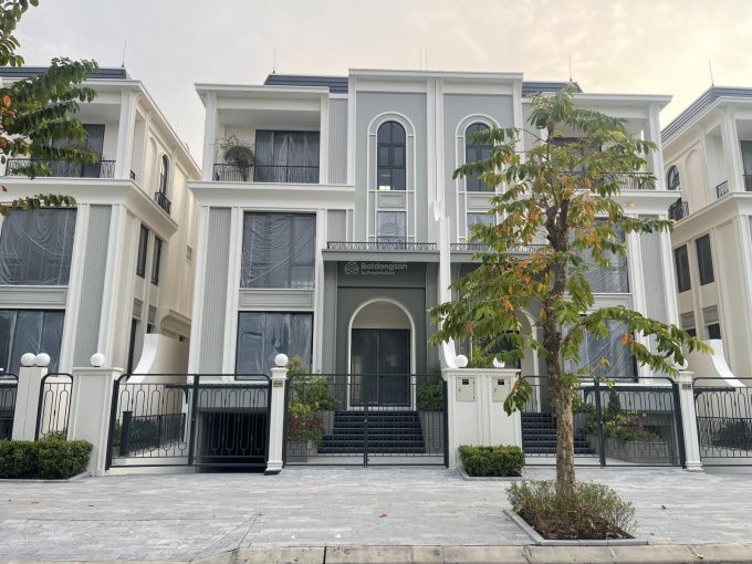 Bán biệt thự Đông Bắc DT: 230m2 (10x23m) sân vườn rộng kế cận hồ điều hòa P Ciputra Eden Residences