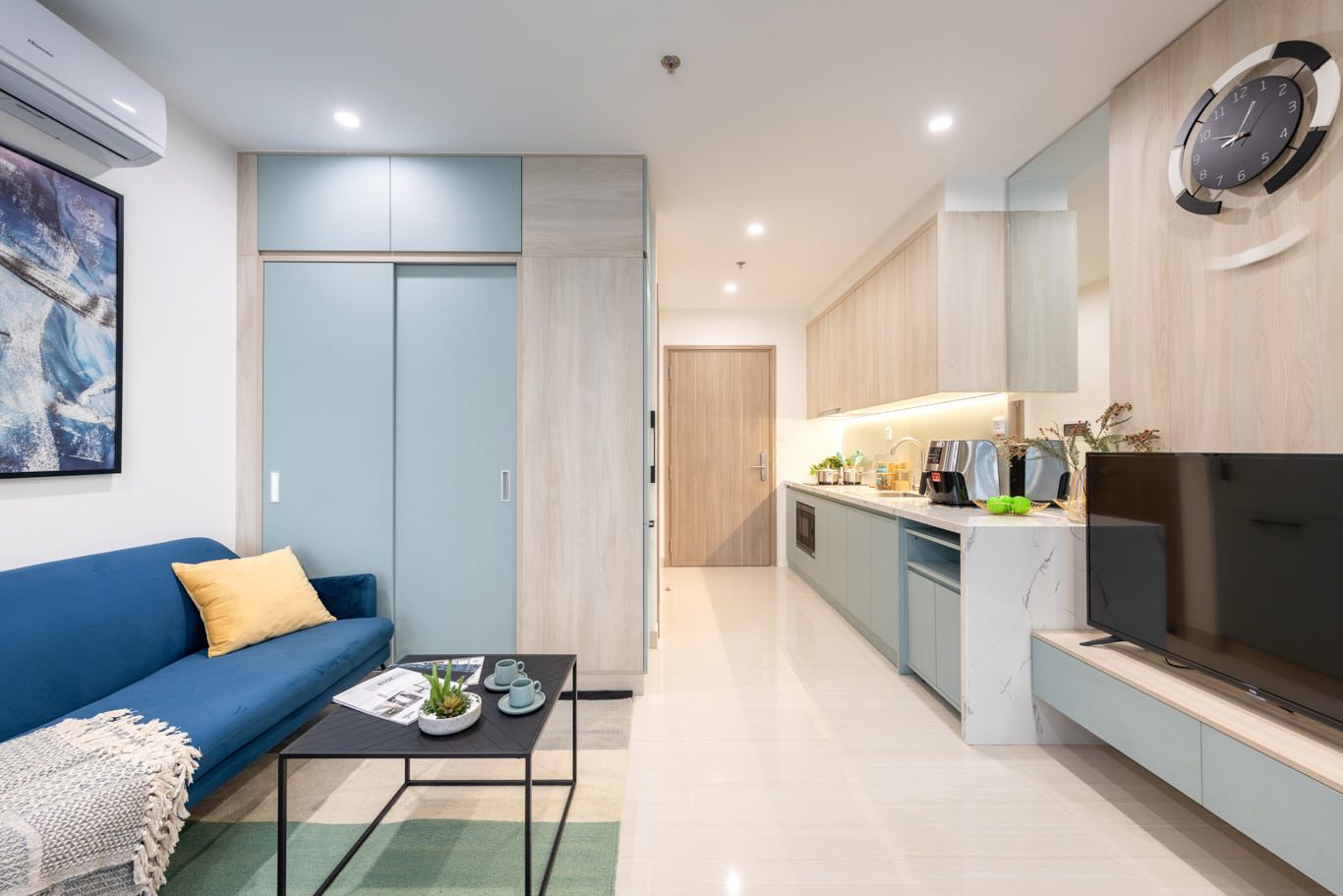 Cho thuê căn góc 3PN/2WC đầy đủ nội thất tầng cao ban công Đông Nam Mê Linh New City view vườn hoa