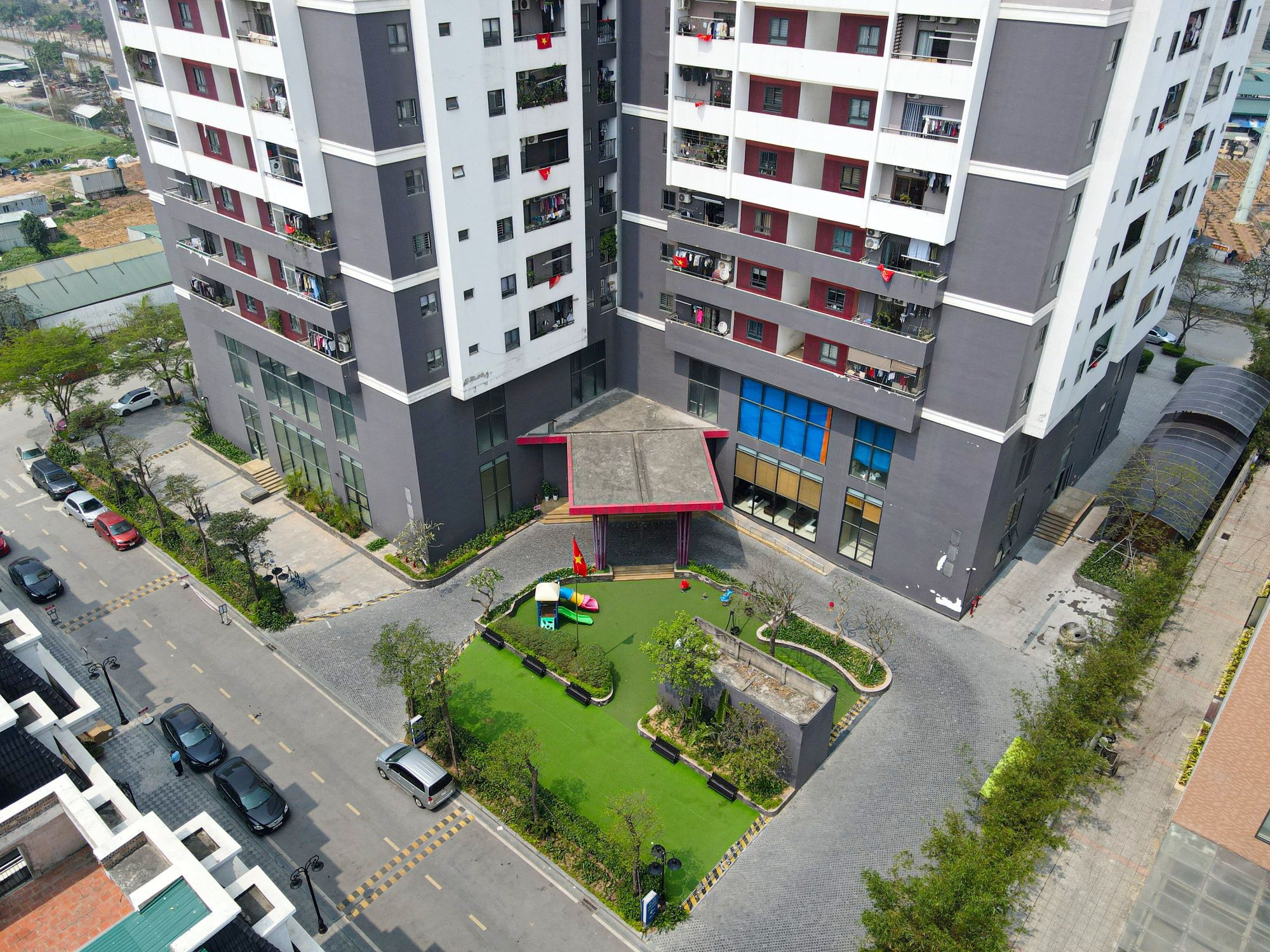 Cho thuê gấp căn hộ 2 ngủ hướng Đông, DT 80m2, chung cư Lạc Hồng Westlake, giá siêu rẻ