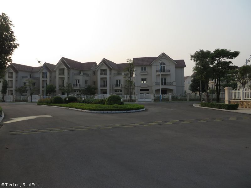 Villa có sân vườn lớn trên đường Hoa Phượng, khu Vinhomes Reverside, quận Long Biên