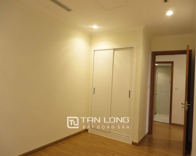 Vinhomes Nguyễn Chí Thanh, quận Đống Đa cho thuê căn hộ 86m2, giá cả hợp lý.