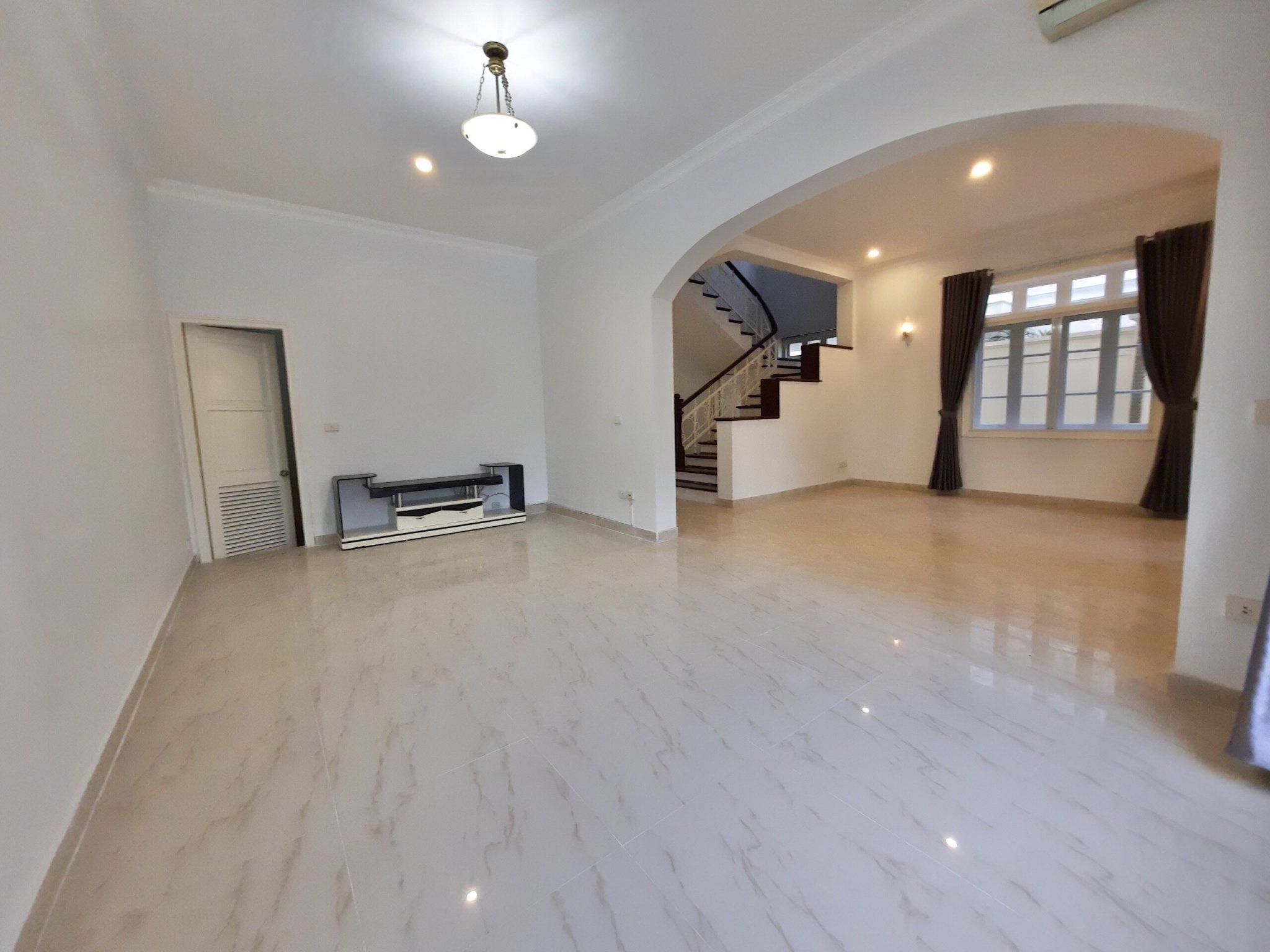 Cần tiền cho thuê gấp biệt thự 345m2 hướng Đông Nam, khu C1 KĐT Ciputra Tây Hồ giá hấp dẫn
