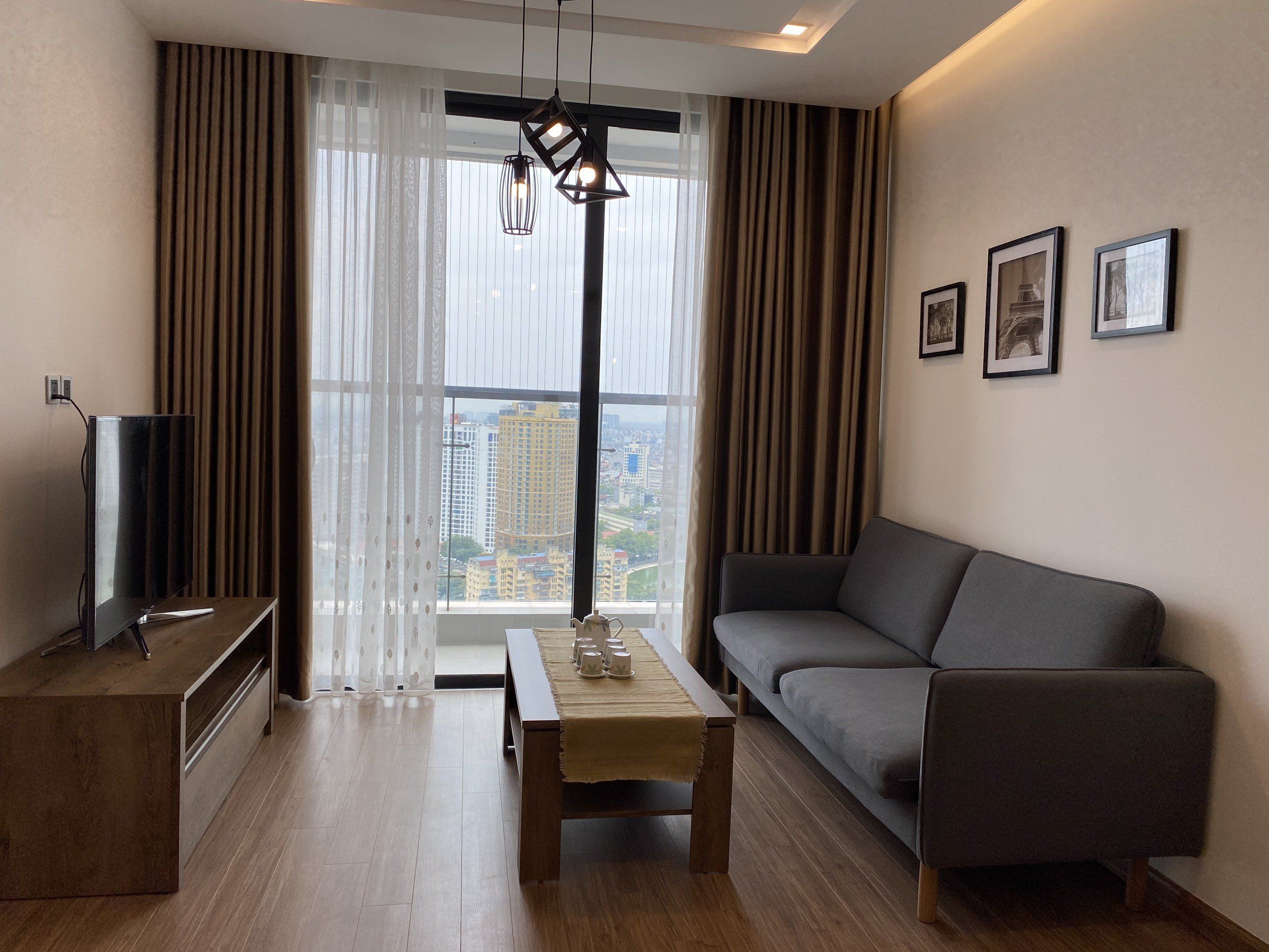 Cho thuê căn 2PN/81m2 tầng trung view Hồ tại tòa M3 Vinhomes Metropolis