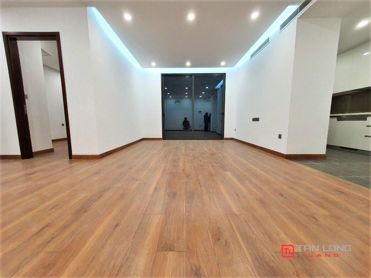 Cho thuê căn 3PN/109m2 tầng cao tòa D2 - 6th Element Nguyễn Văn Huyên