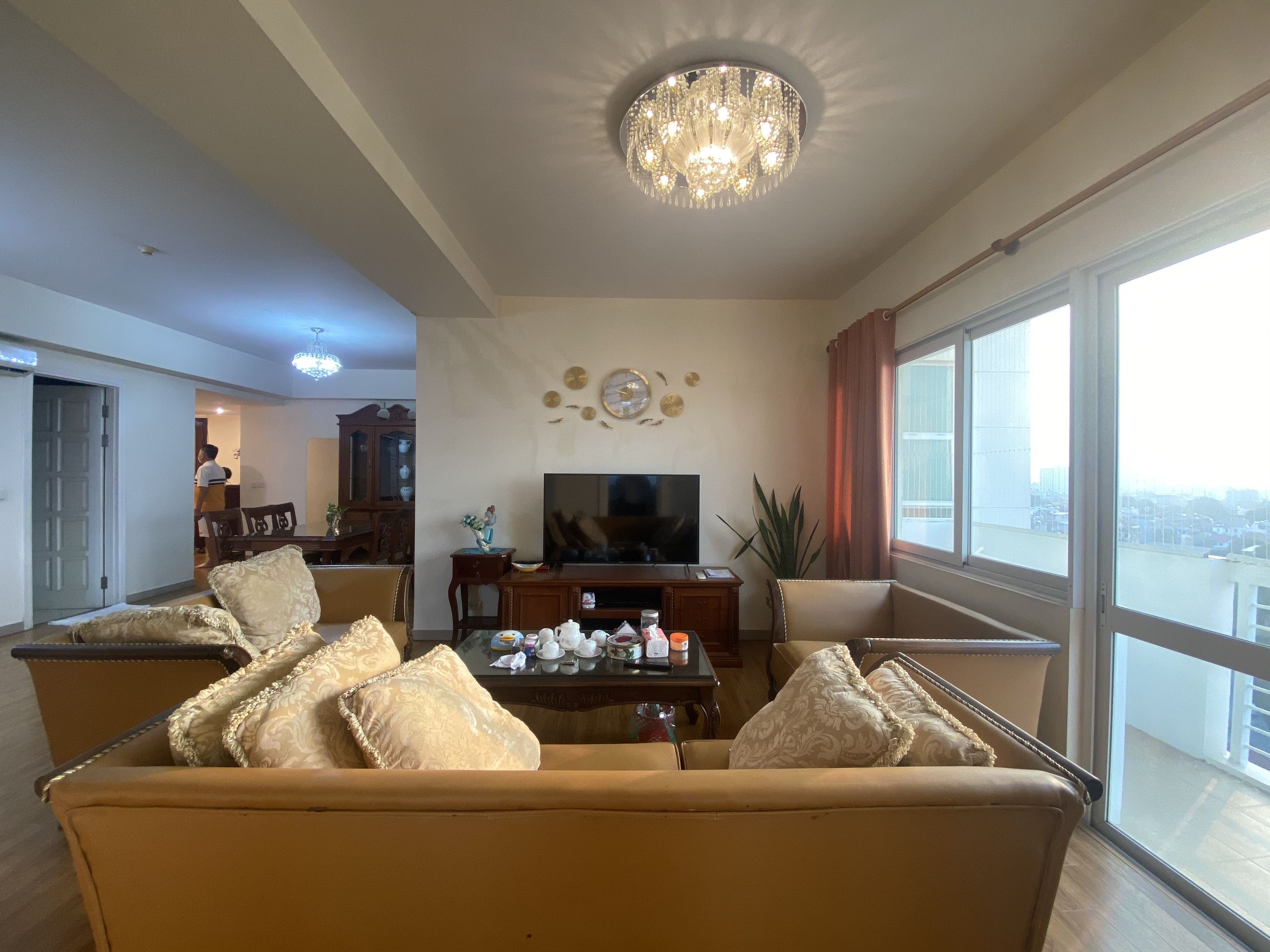 Bán gấp căn hộ tòa E4 Ciputra 4 ngủ, 153m2, full đồ, view thoáng, hướng Tây Nam, vào ở luôn