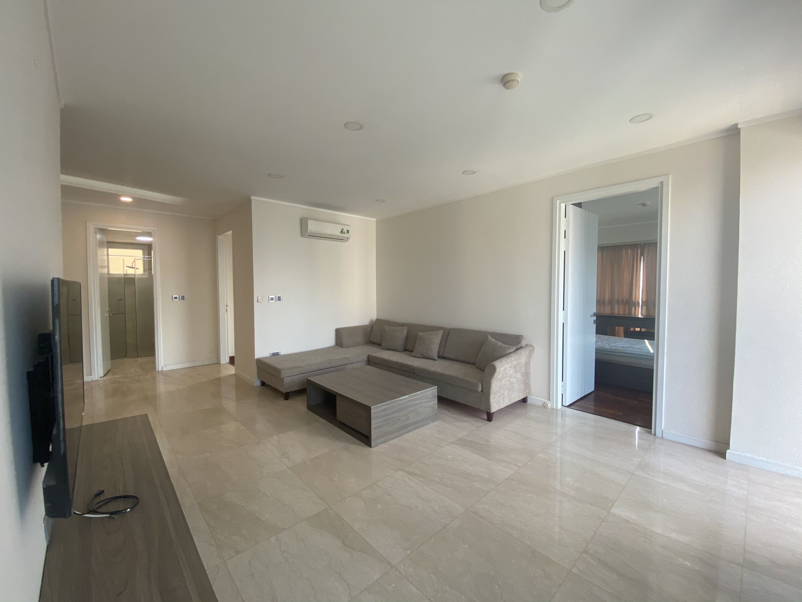 Cần bán gấp căn hộ tòa L2 Ciputra 3PN/153m2, đủ đồ, hướng Đông Nam, GIÁ RẺ ở luôn