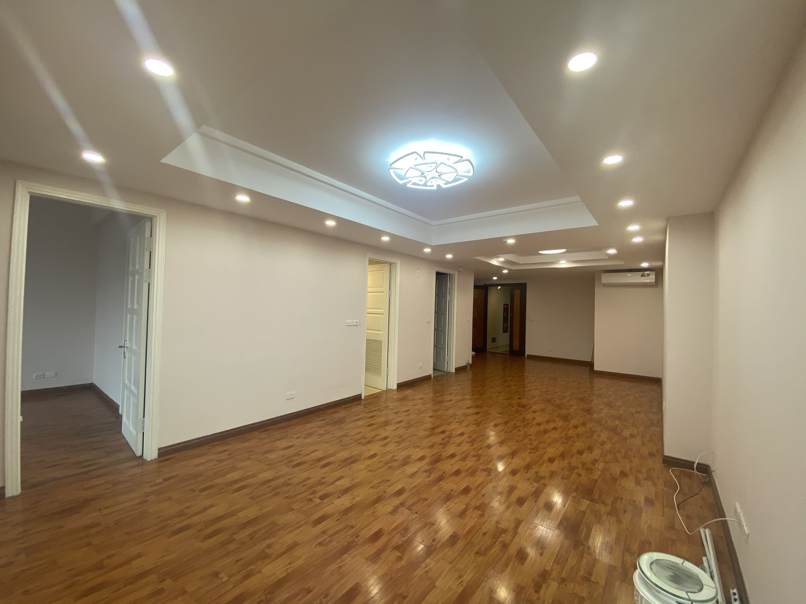 Cần bán căn hộ E5 khu đô thị Ciputra quận Tây Hồ đầy đủ nội thất. Hướng Tây Nam