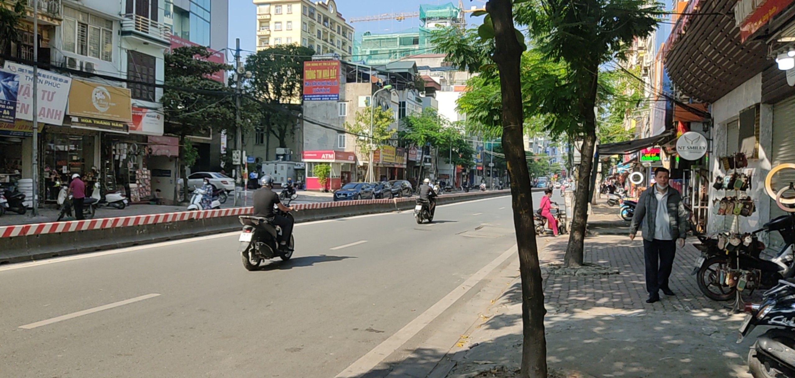 Cho thuê nhà mặt phố Lạc Long Quân 6 tầng x 52m2 Có thang máy Gần chợ
