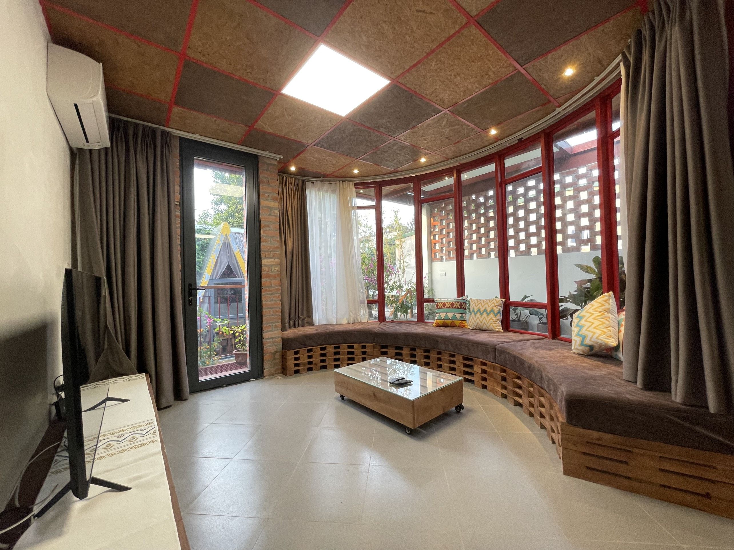 Cho thuê căn hộ dịch vụ Đặng Thai Mai 75m2/1PN Full đồ Gần hồ Sân vườn đẹp