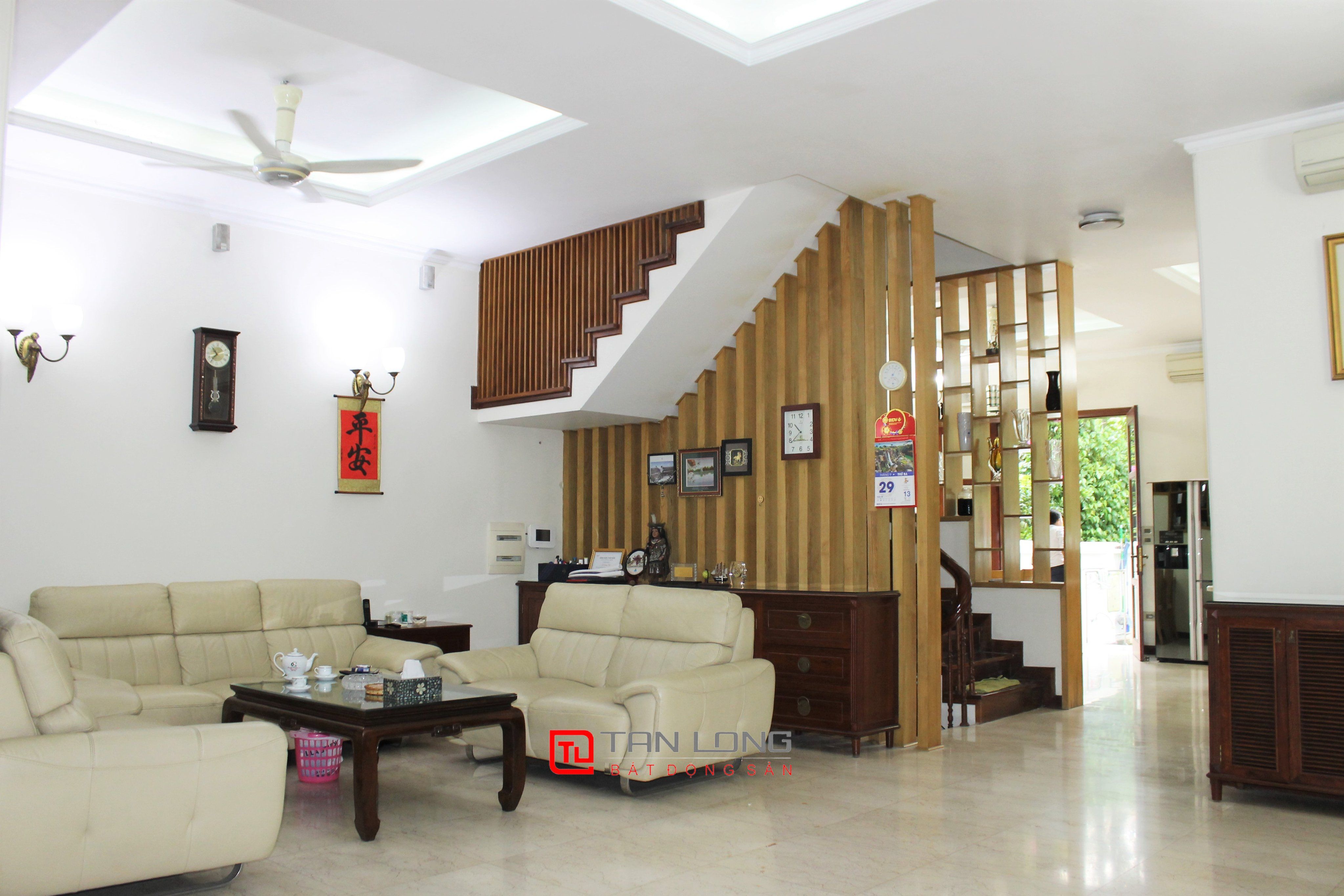 Cho thuê Biệt thự 4 phòng ngủ full nội thất đồ gỗ tại Vinhomes Riverside