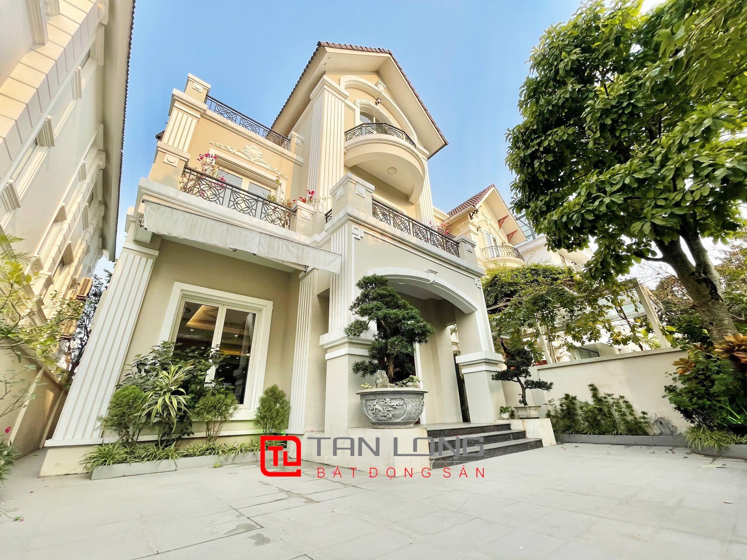 Cho thuê Biệt thự Đơn lập sân vườn siêu rộng, view ngã 3 sông tại Vinhomes Riverside