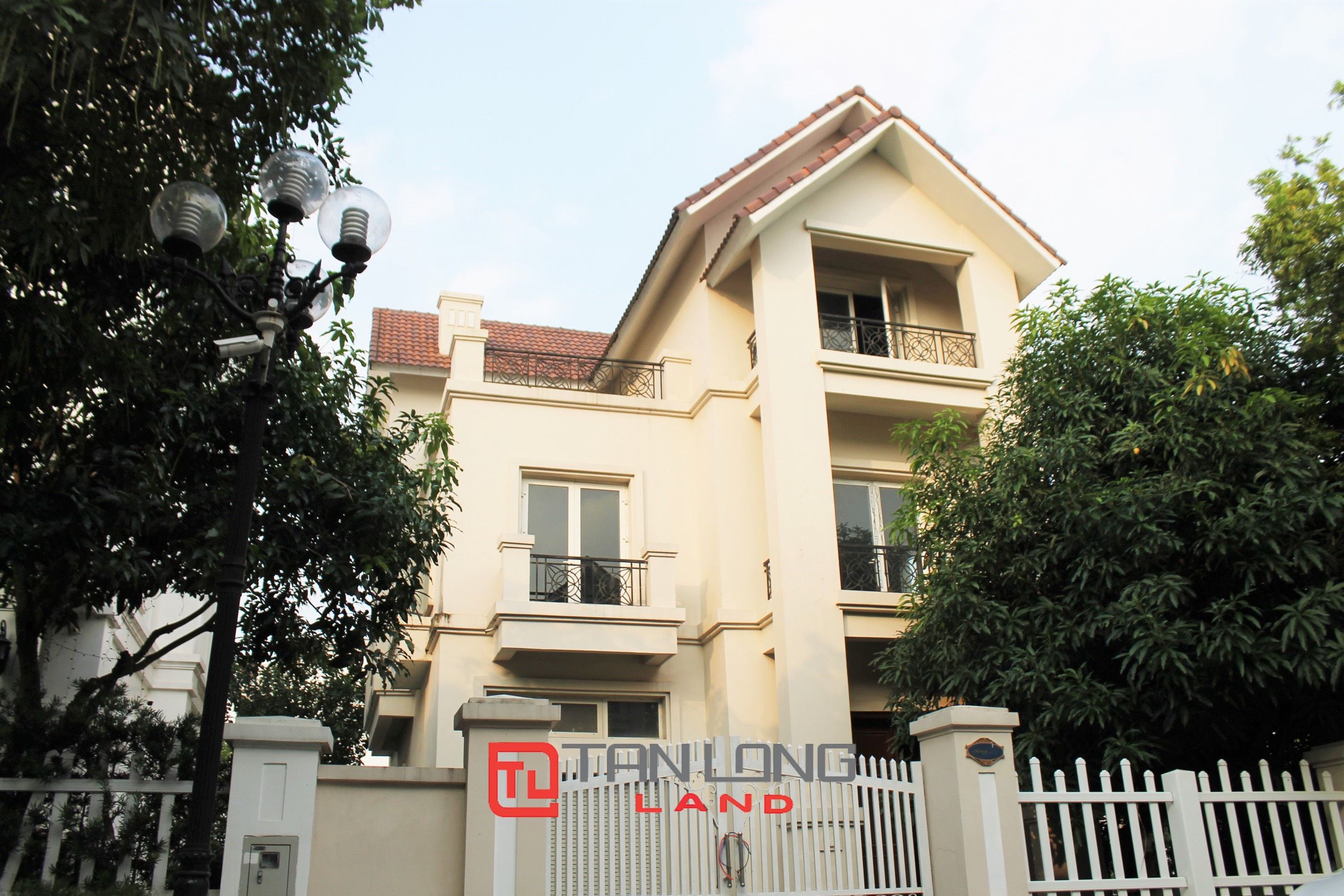 Cho thuê Biệt thự Song lập không đồ giá rẻ nhất thị trường tại Vinhomes Riverside