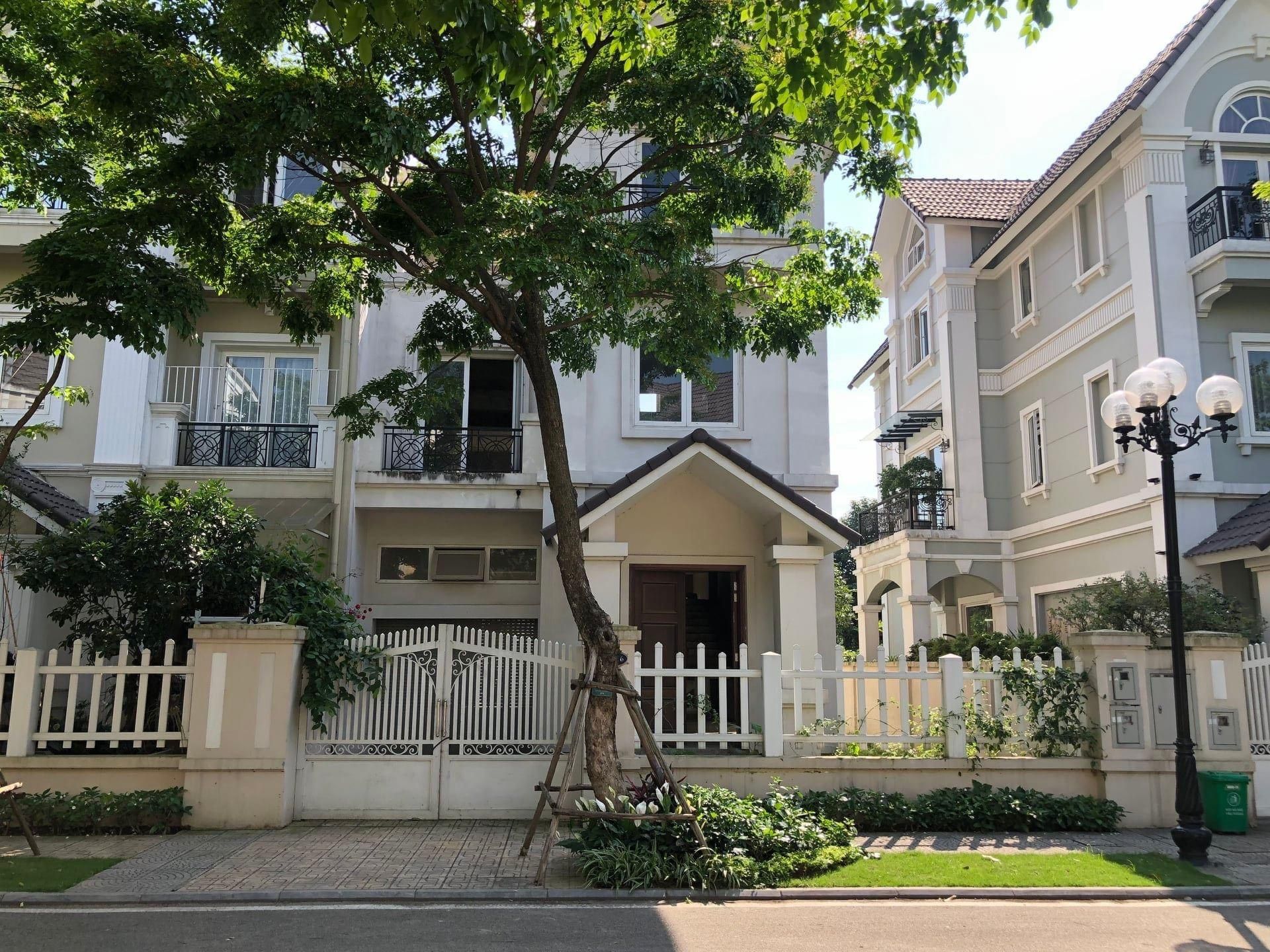 Cần chuyển nhượng căn biệt thự Song lập thô hướng Đông Bắc view vườn hoa tại KĐT Vinhomes Riverside