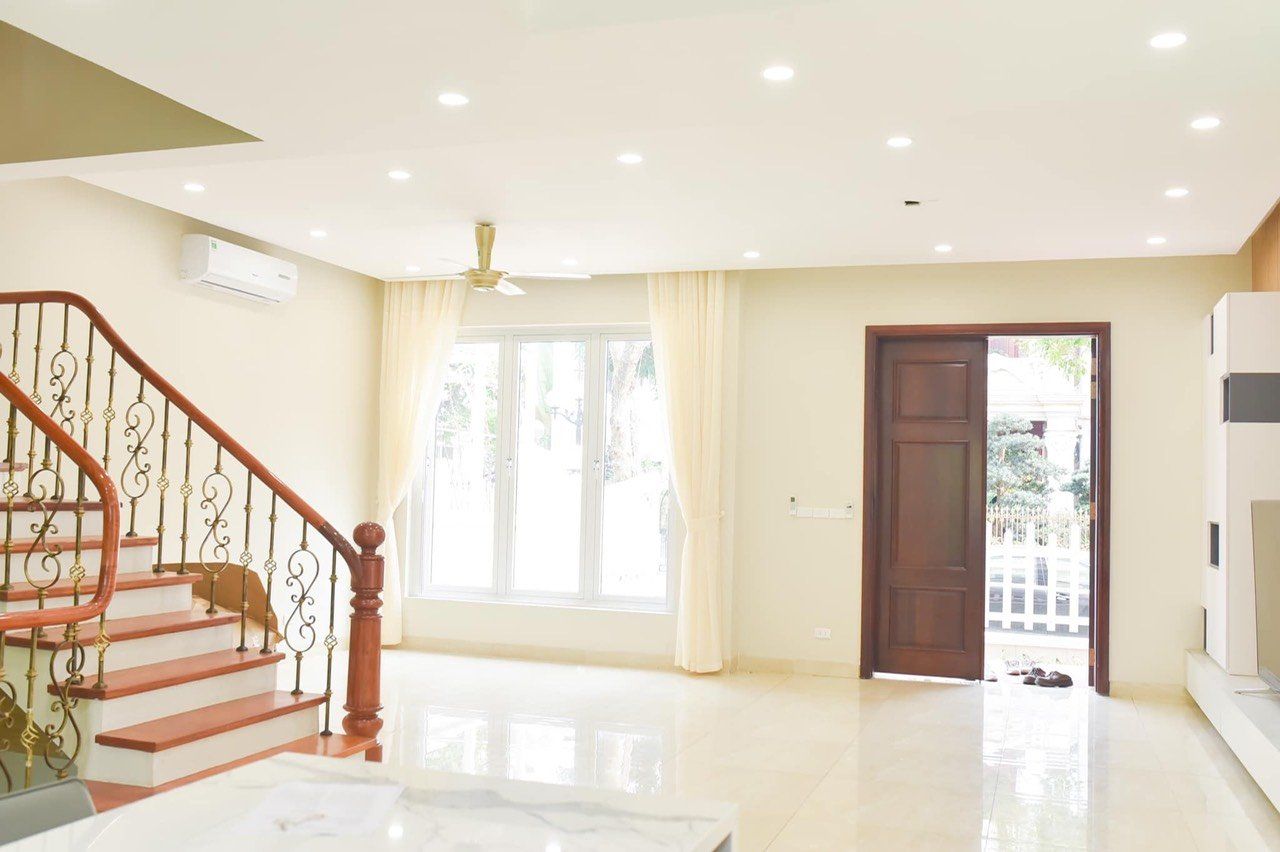 Cho thuê Biệt thự Song lập 4 phòng ngủ full nội thất view sông tại Vinhomes Riverside