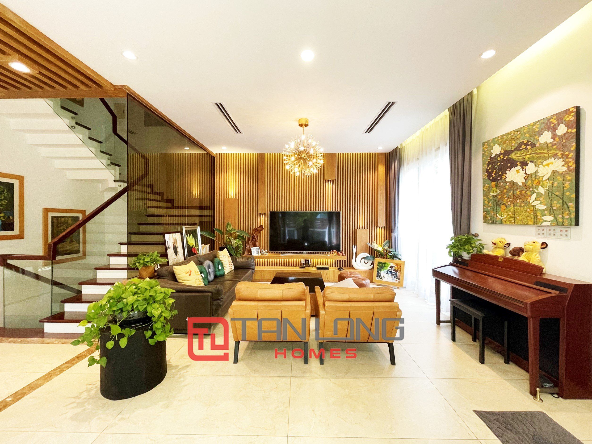 Cho thuê Biệt thự Song lập 5 phòng ngủ view sông sau nhà thoáng mát tại Vinhomes Riverside