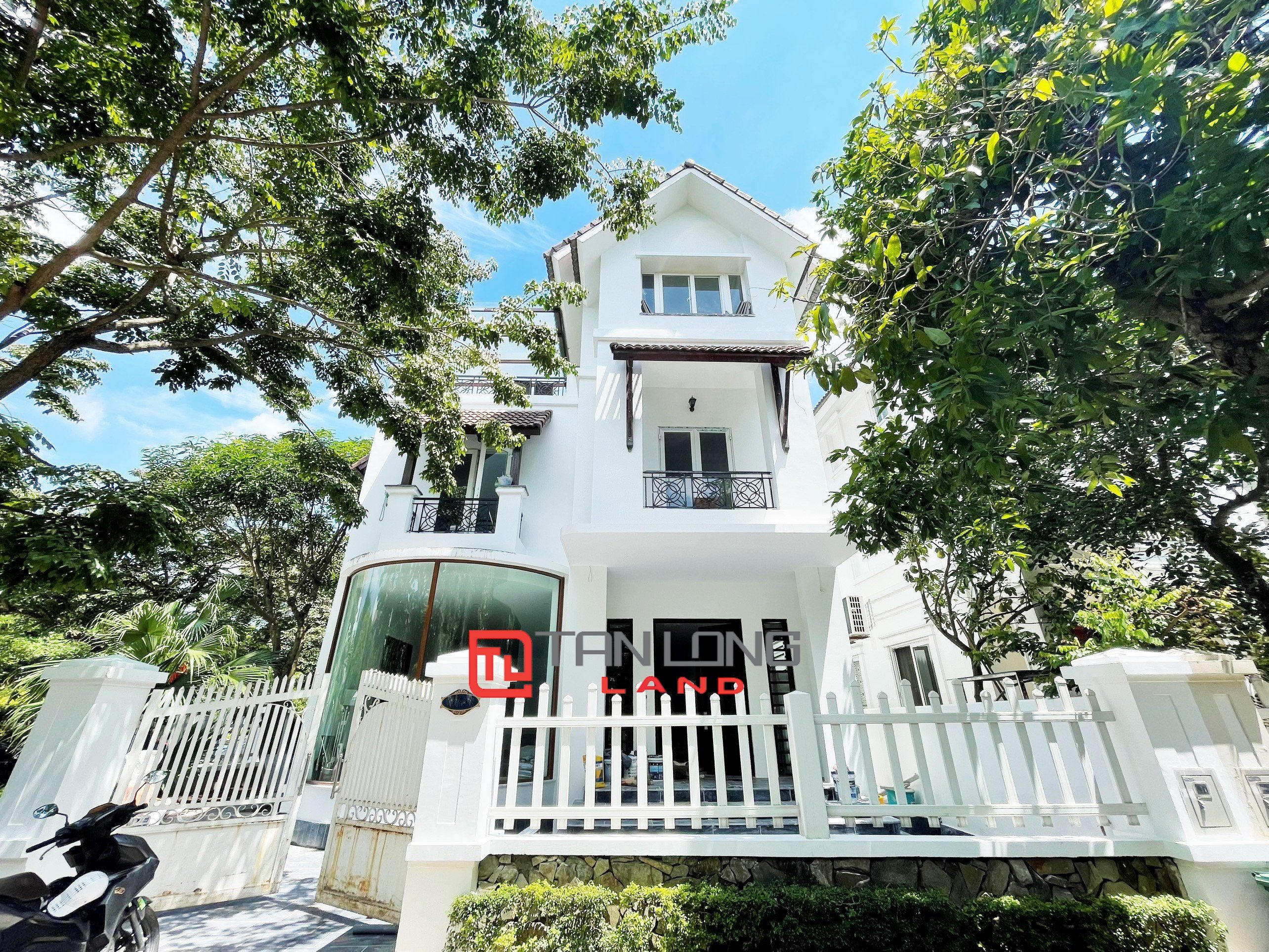 Cho thuê Biệt thự lô góc 5 phòng ngủ gần trường quốc tế BIS tại Vinhomes Riverside