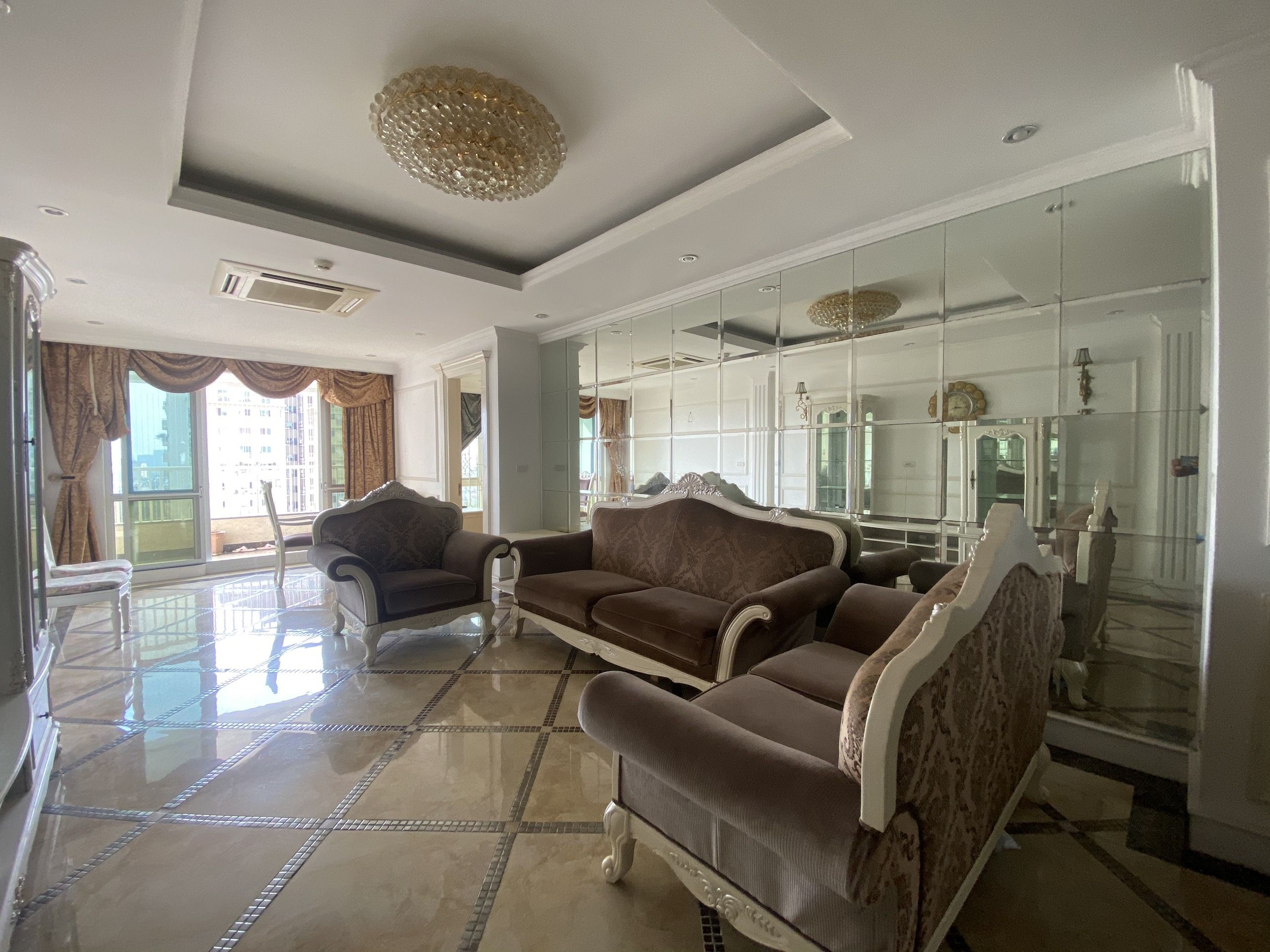 Bán căn hộ chung cư ban công Tây Nam, 145m2 tại P2 Ciputra, quận Tây Hồ