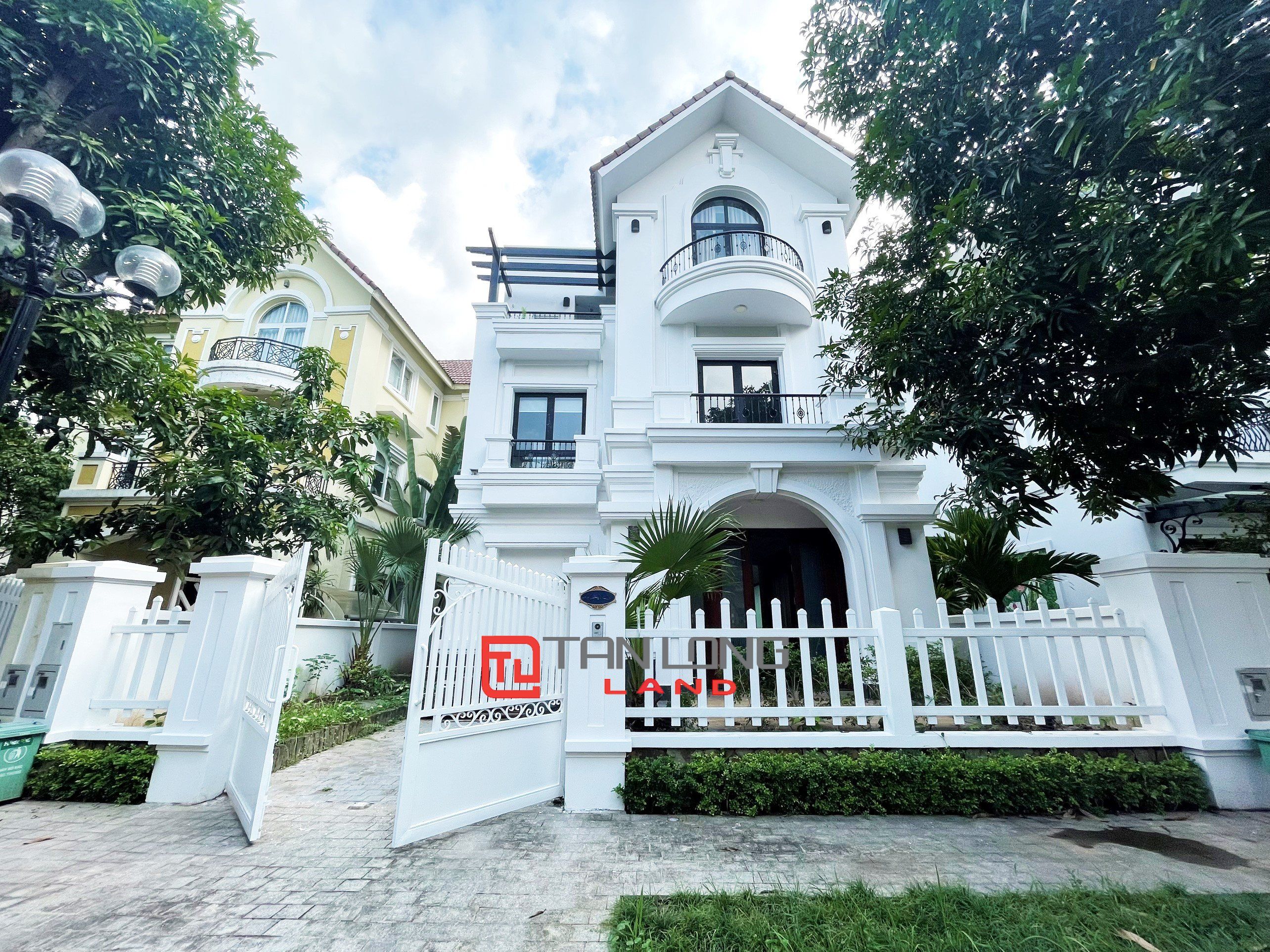 Cho thuê Biệt thự Đơn lập 4 phòng ngủ gần trường Quốc tế BIS tại Vinhomes Riverside