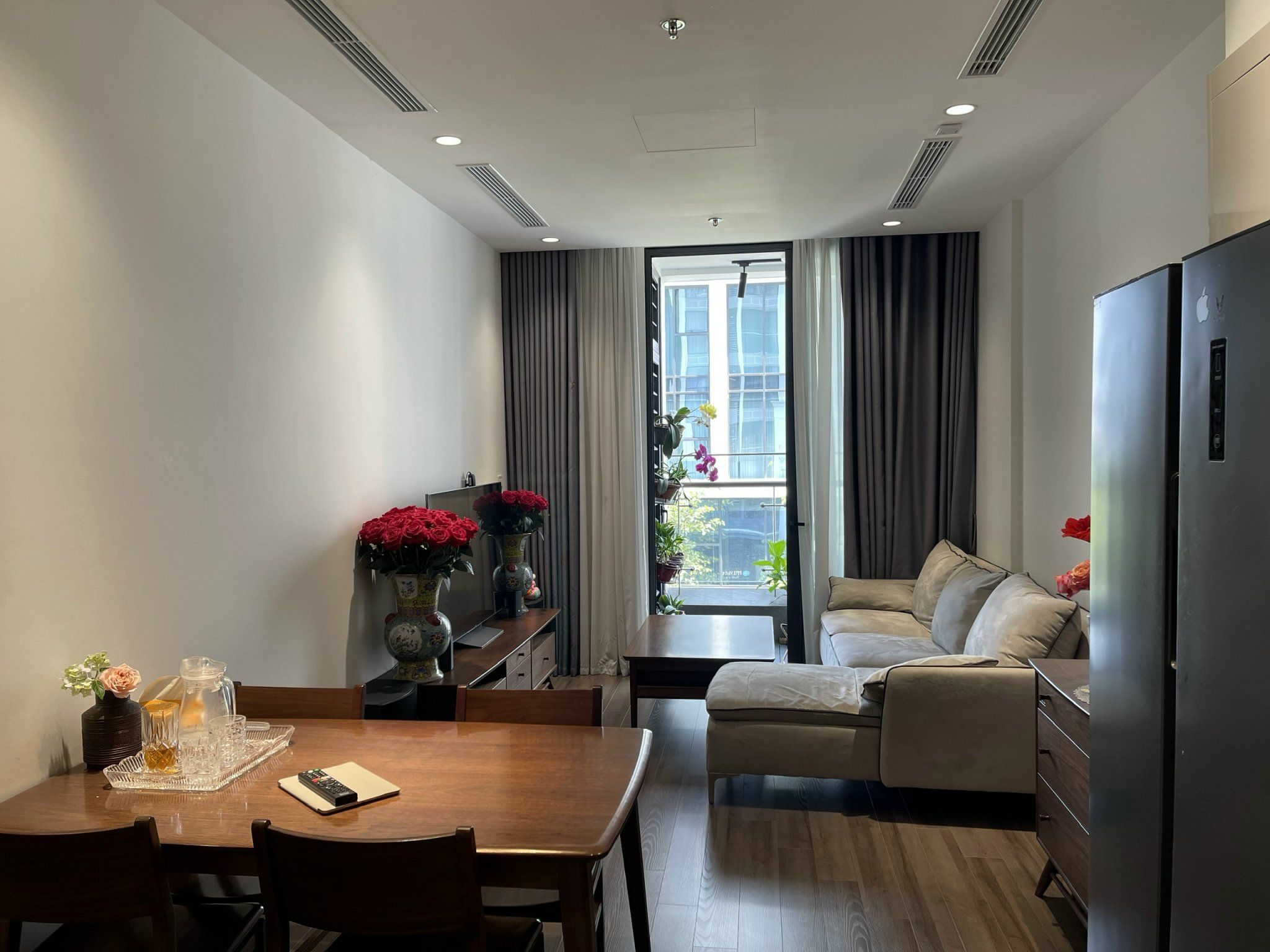 Bán căn hộ 2 phòng ngủ full nội thất ban công Tây Bắc toà S3 Vinhomes Symphony