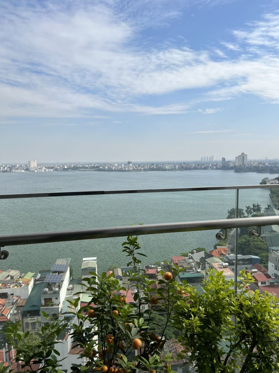 Cho thuê căn hộ 3 phòng ngủ 123m2 tầng trung view Hồ Tây tại S2A Sun Grand City