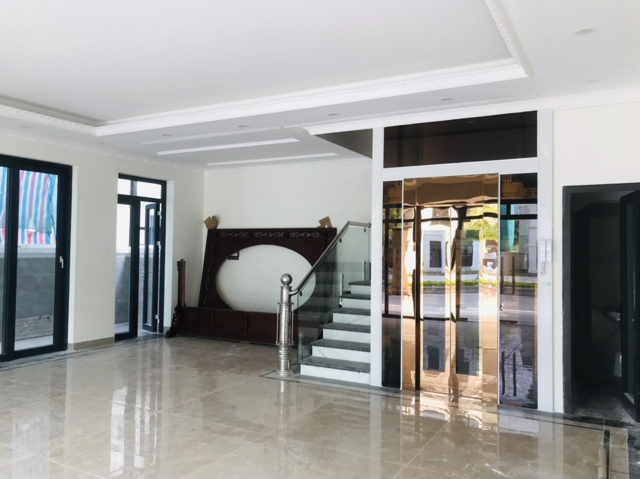 Cho thuê shophouse TMDV 100m2 x 4 tầng căn xẻ khe tại Vinhomes Ocean Park