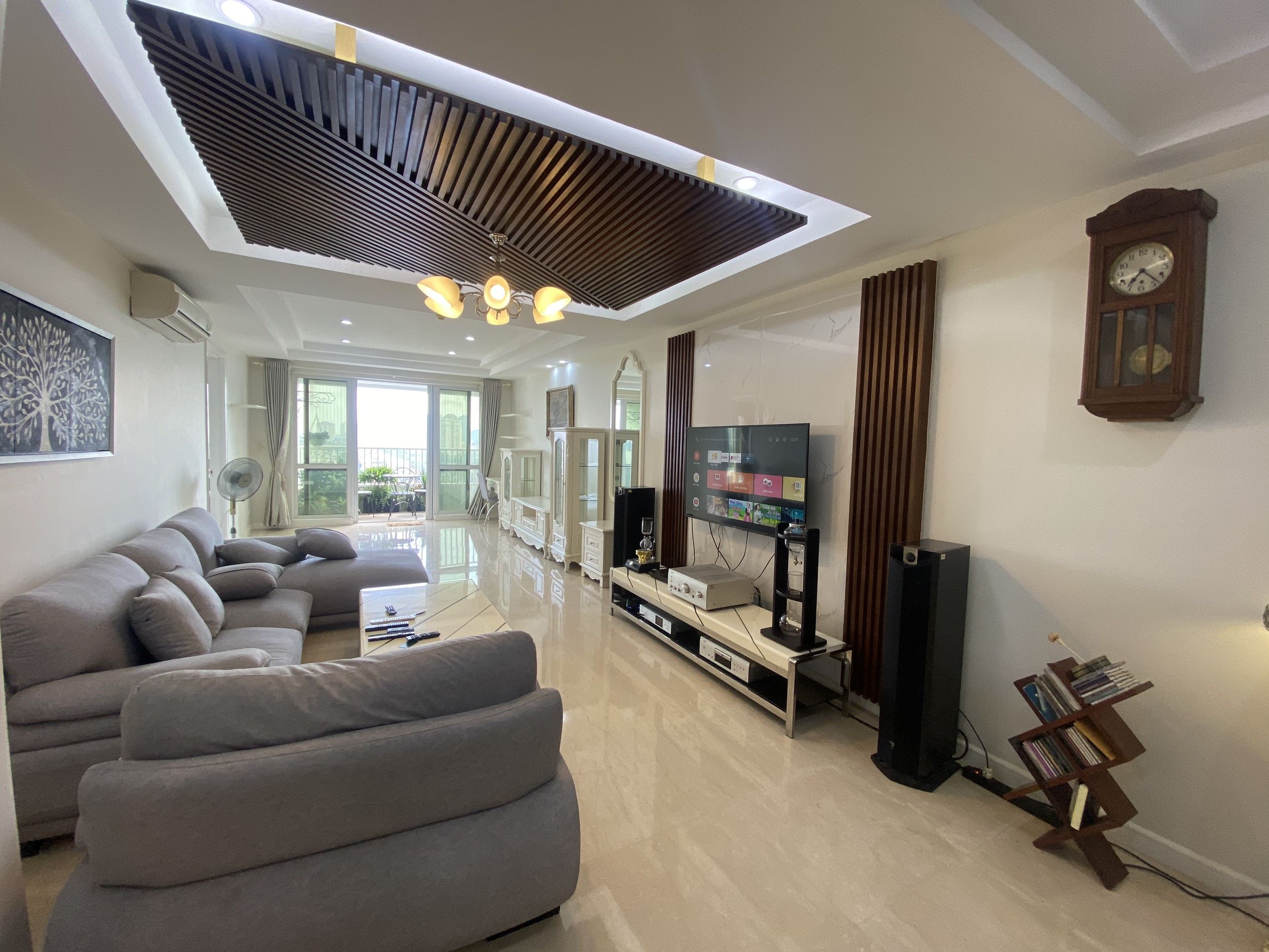 Bán căn hộ tầng trung tòa P1 Ciputra, Tây Hồ