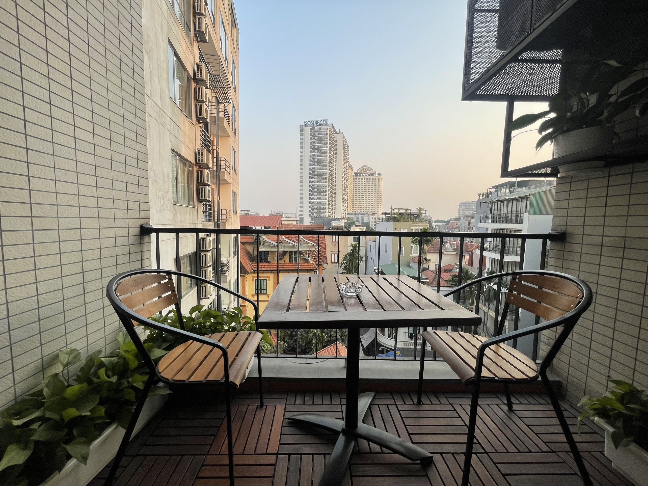 Cho thuê căn hộ 2 phòng ngủ 130m2 full đồ mới đẹp, có hầm để xe tại Tô Ngọc Vân, Tây Hồ