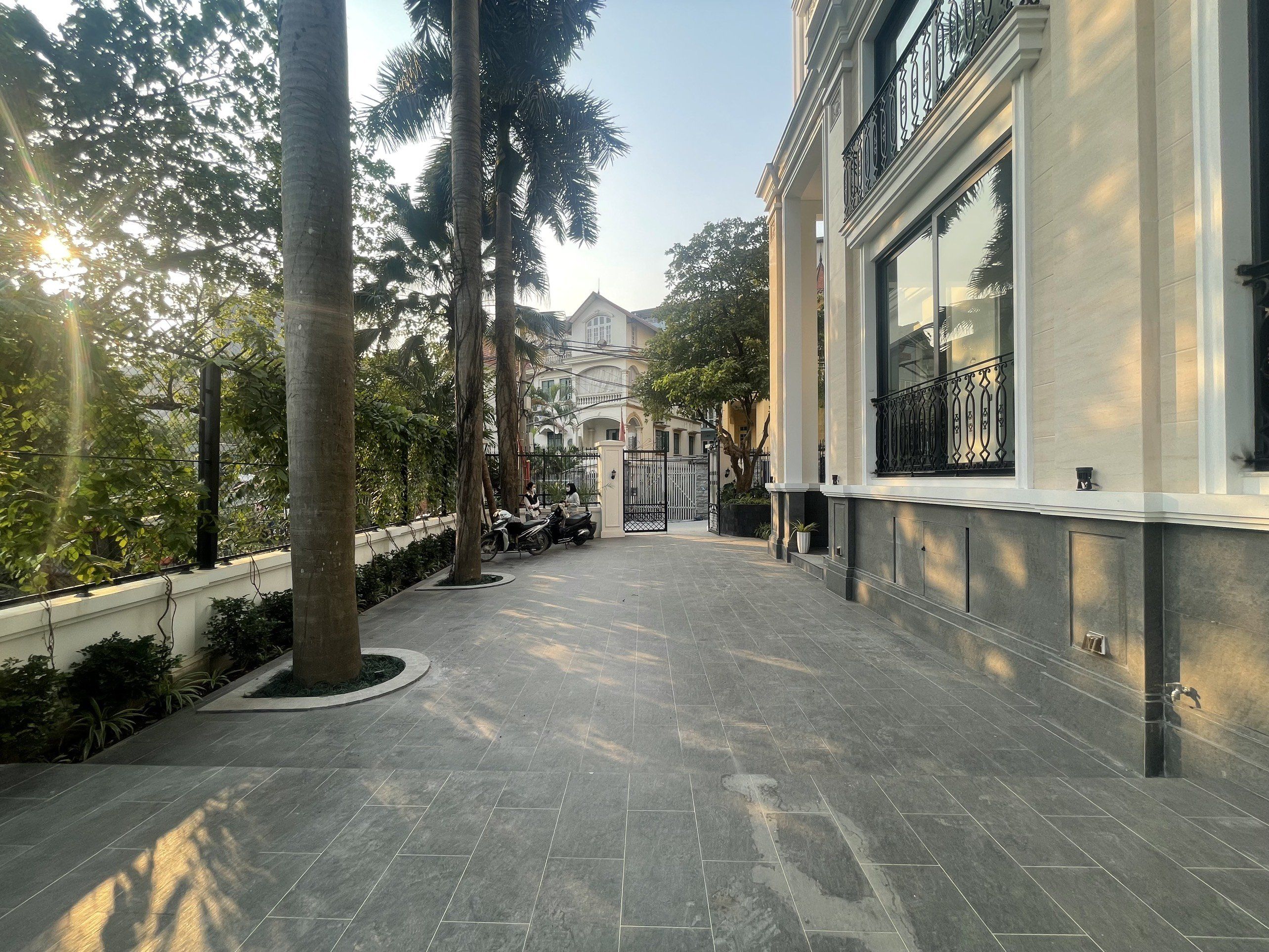 Cho thuê mặt bằng 200m2 sân rộng, kinh doanh cực tốt tại Tô Ngọc Vân, Tây Hồ