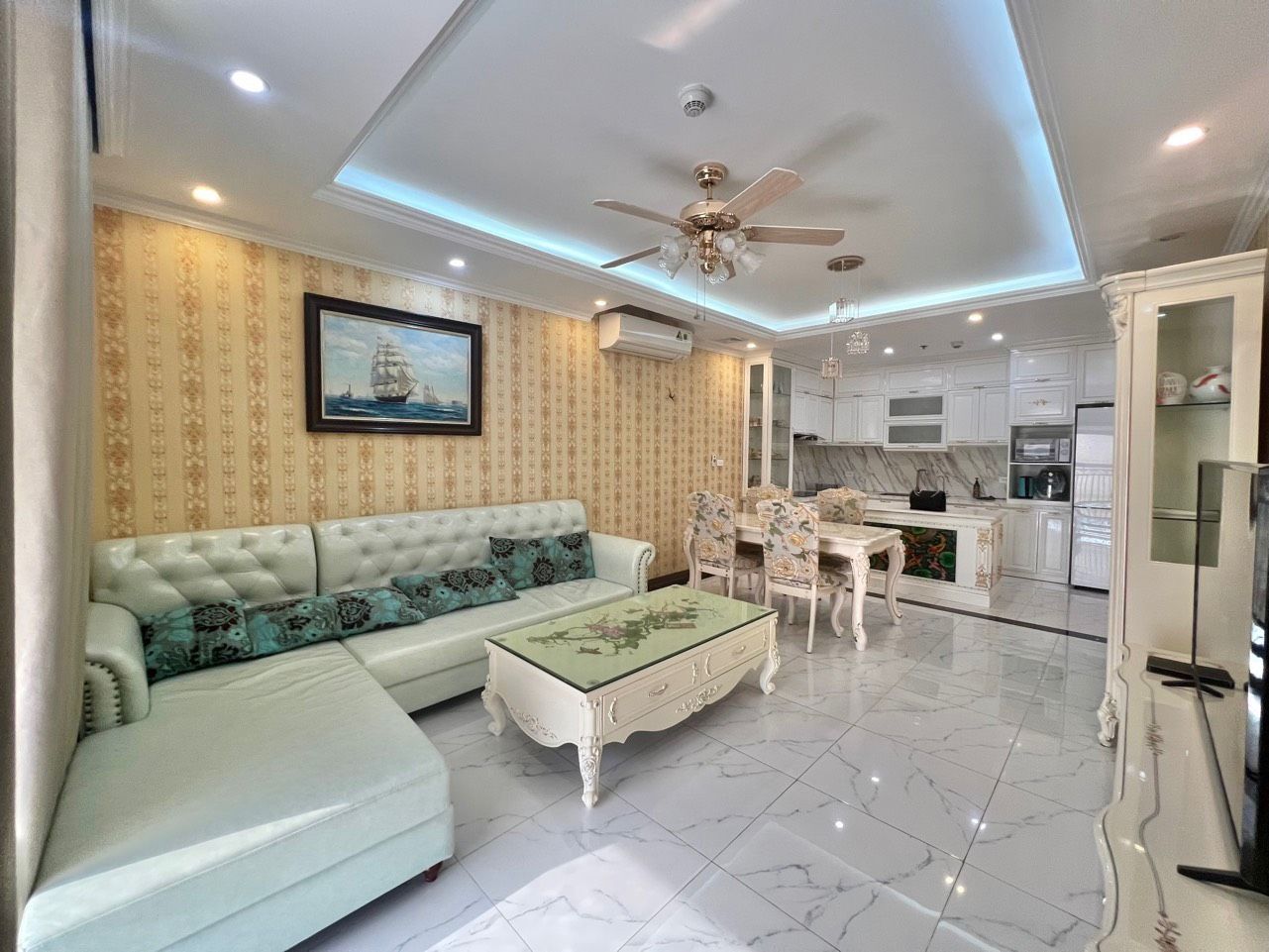 Cho thuê căn số 01 tòa B D.' Le Roi Soleil: 3PN/111m2 full đồ nhập khẩu, view đẹp