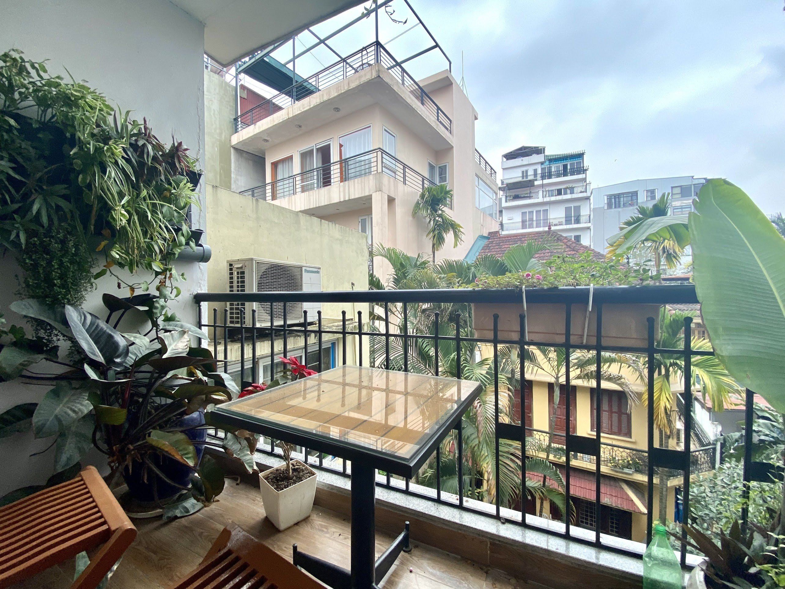 Cho thuê căn hộ dịch vụ 1 phòng ngủ 50m2 full đồ đẹp tại Đặng Thai Mai, Quảng An giá 9,5 triệu