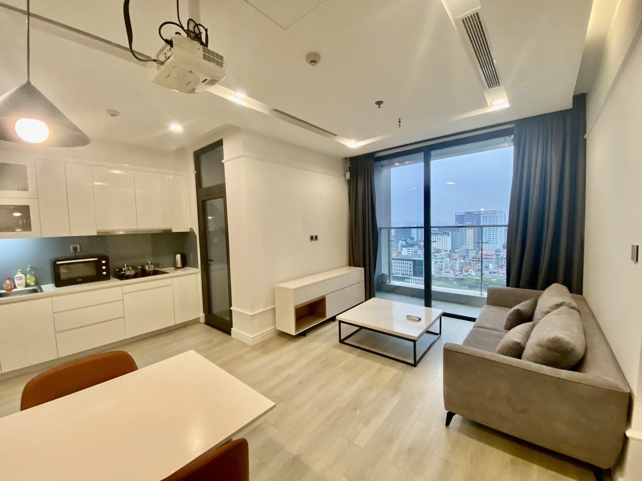 Cho thuê nhanh căn 2PN/70m2 view Hồ Tây hướng Đông Nam mát mẻ tại M3 Vinhomes Metropolis