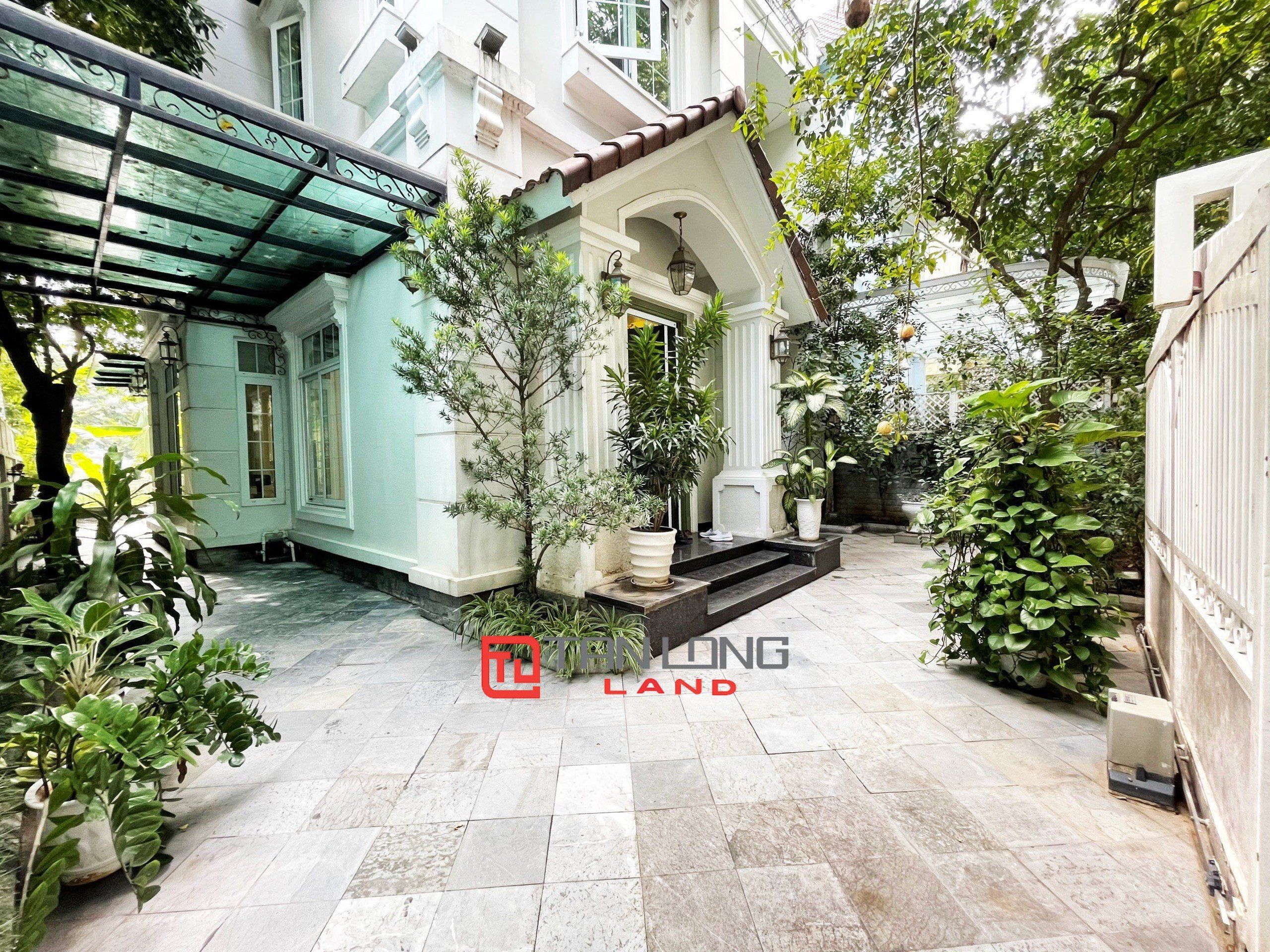 Cho thuê biệt thự song lập 5PN/200m2 có sông sau nhà tại Vinhomes Riverside