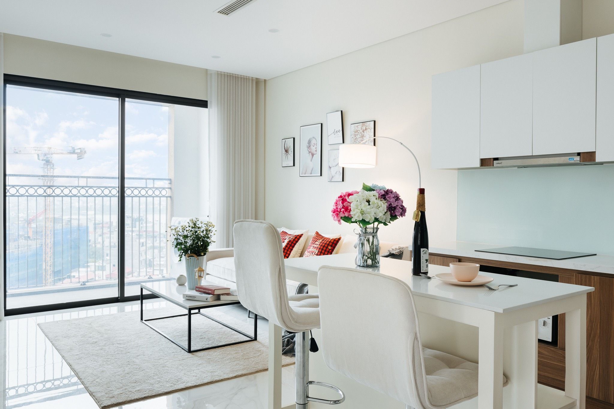 Cho thuê căn góc tòa E2 Eldorado Tân Hoàng Minh 2 ngủ 70m2, full nội thất đẹp.