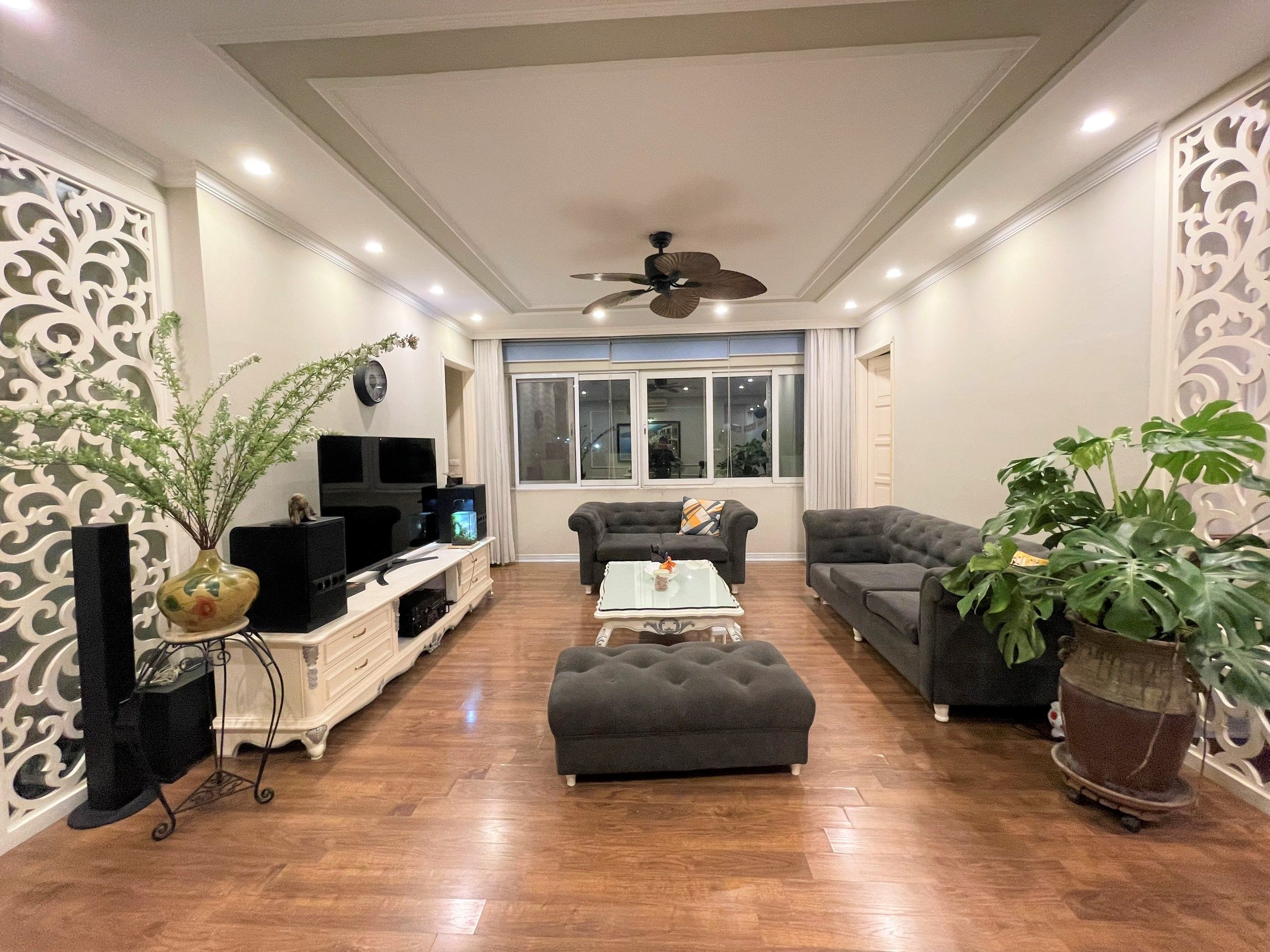 Căn hộ chung cư E1 khu đô thị ciputra cần bán, 143m2, hướng đông nam.