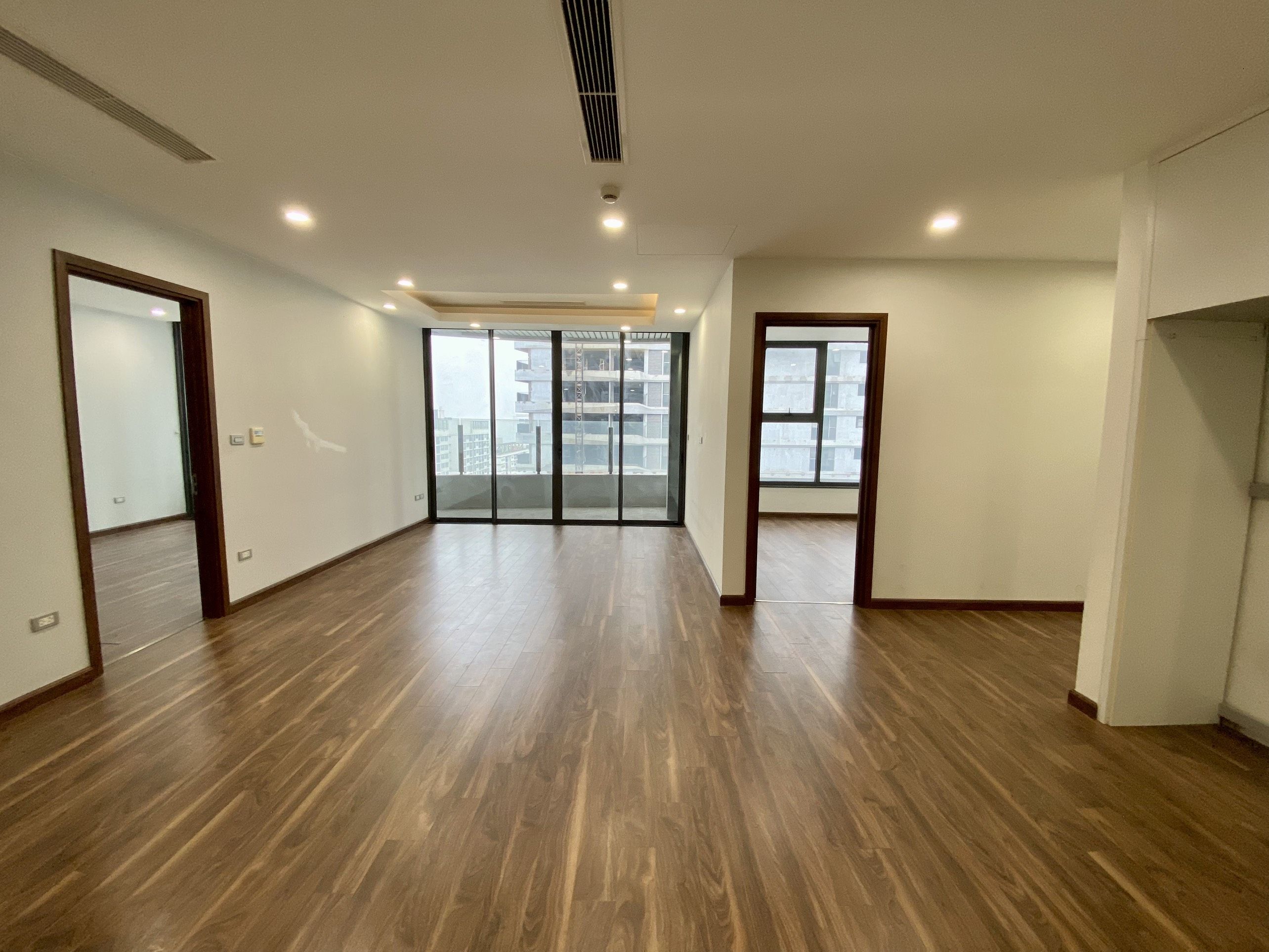 Chuyển nhượng căn góc 4 ngủ 134,6m2 tầng trung tòa N01T8 Ngoại Giao Đoàn
