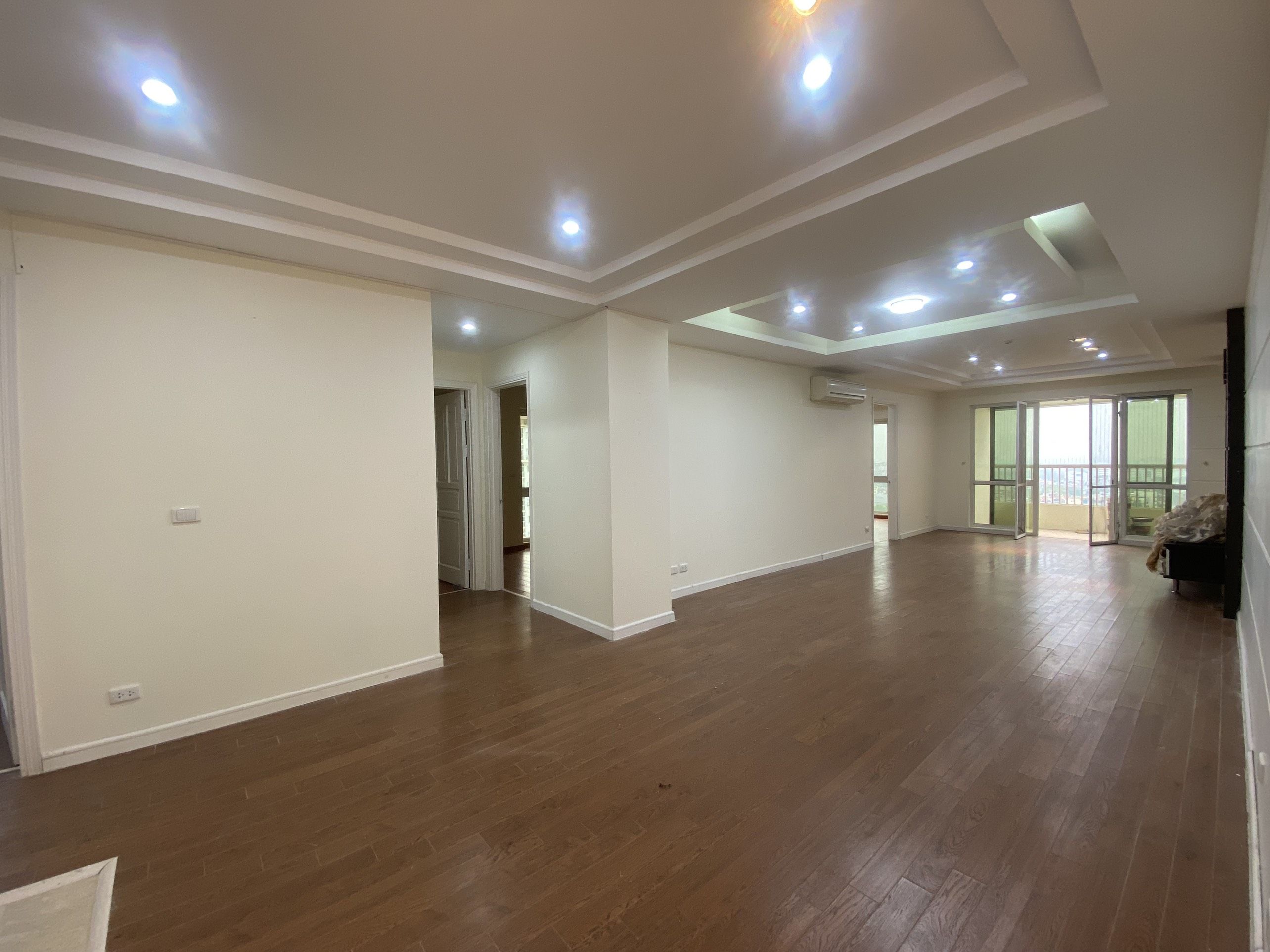 Chính chủ nhờ bán căn hộ tòa P1 Ciputra, DT 145m2, 3 ngủ, hướng Đông Nam, đồ cơ bản.