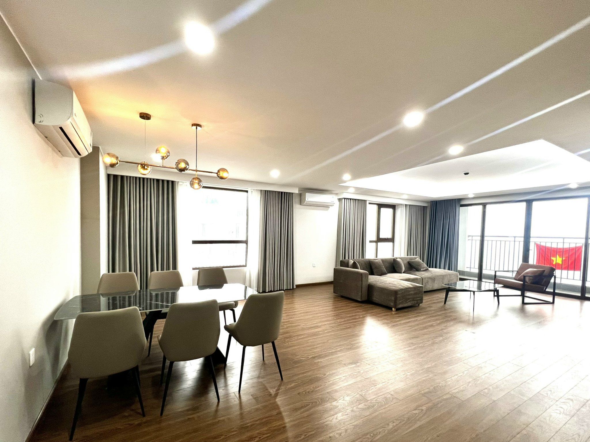 Cho thuê căn hộ 3 ngủ 168m2 tầng cao full đồ tại dự án Udic Westlake