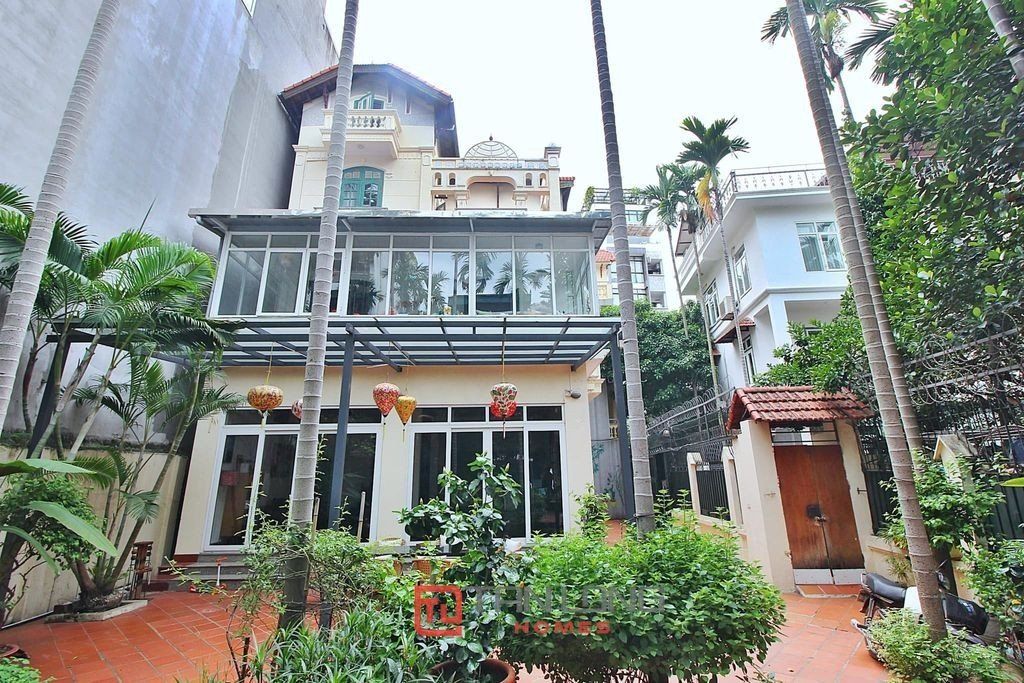 Cho thuê nhà riêng 500m2 x 5 phòng ngủ, full đồ, sân vườn rộng tại Đặng Thai Mai, Tây Hồ