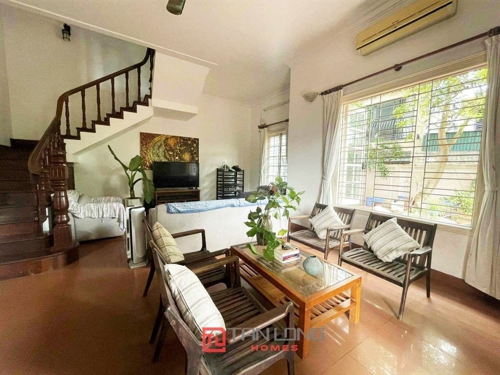 Cho thuê nhà riêng 200m2 x 4 ngủ, sân vườn rộng, full đồ mới đẹp tại Tứ Liên, Tây Hồ